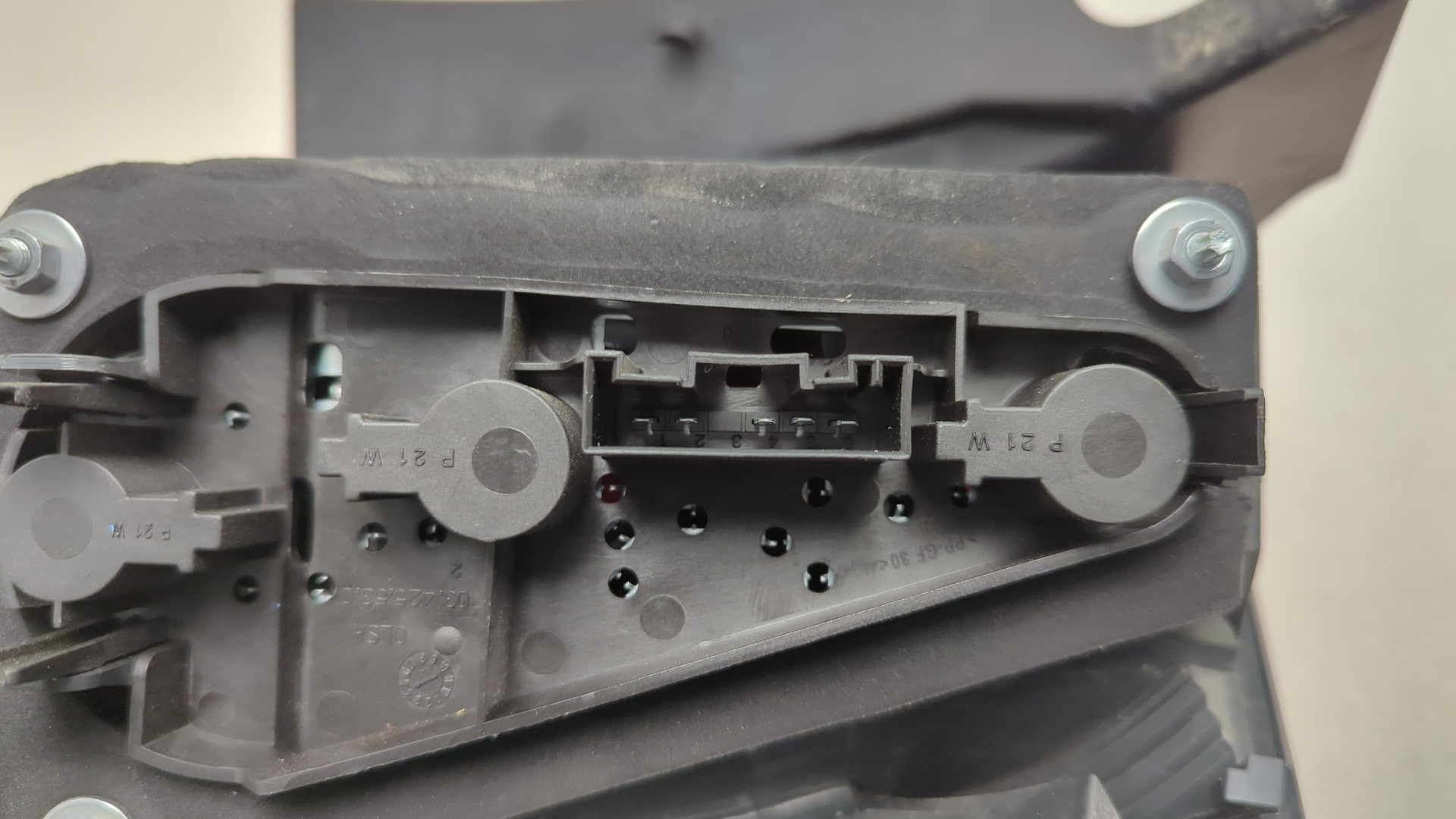 Фонарь задний левый