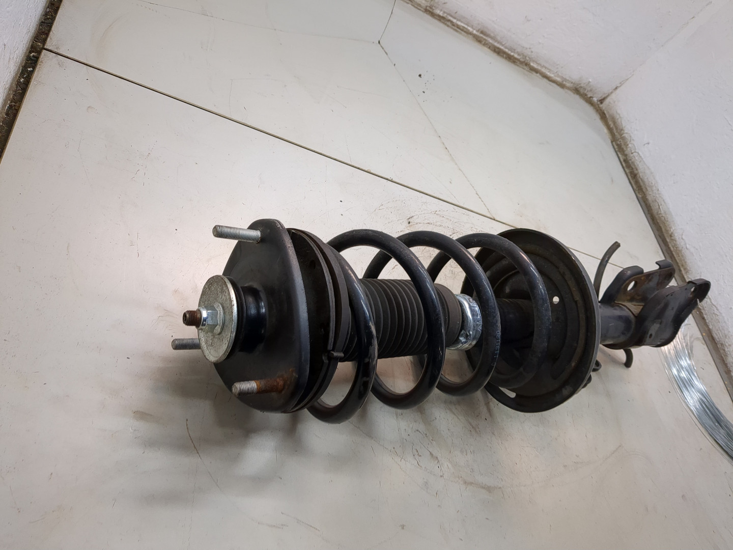 Амортизатор передний правый