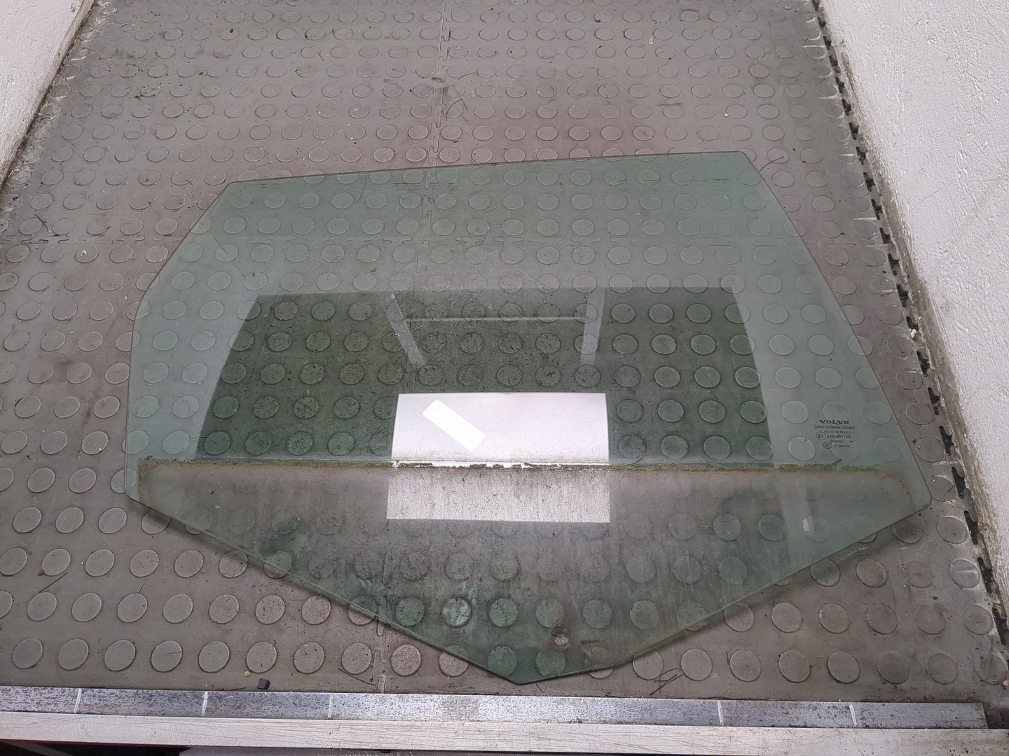 Стекло двери задней правой