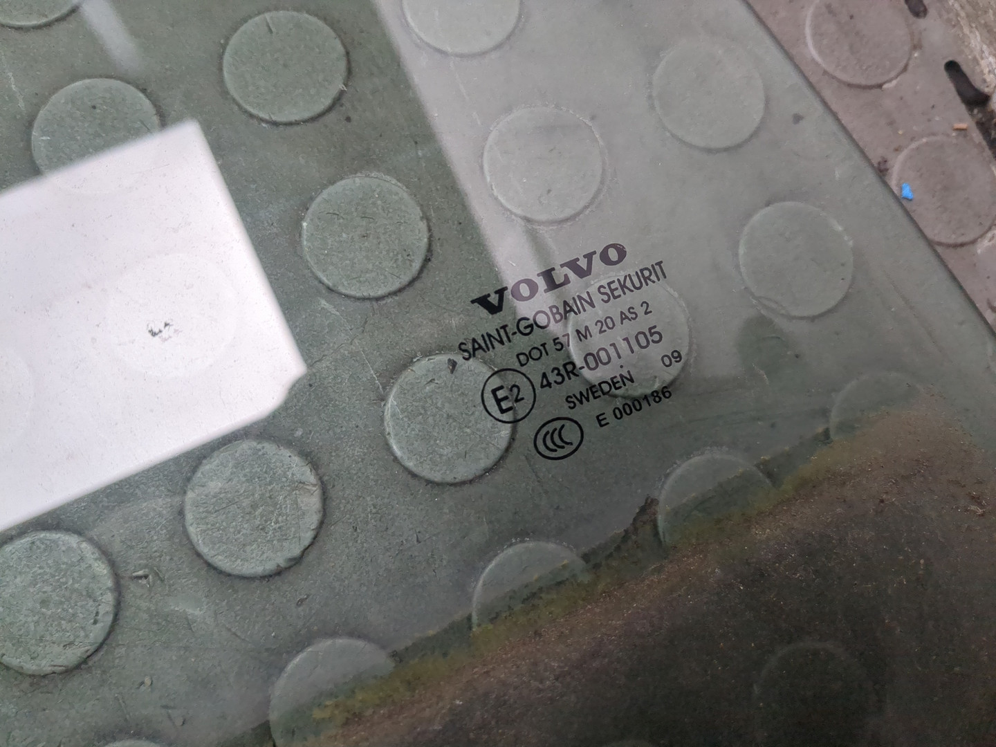 Стекло двери задней правой