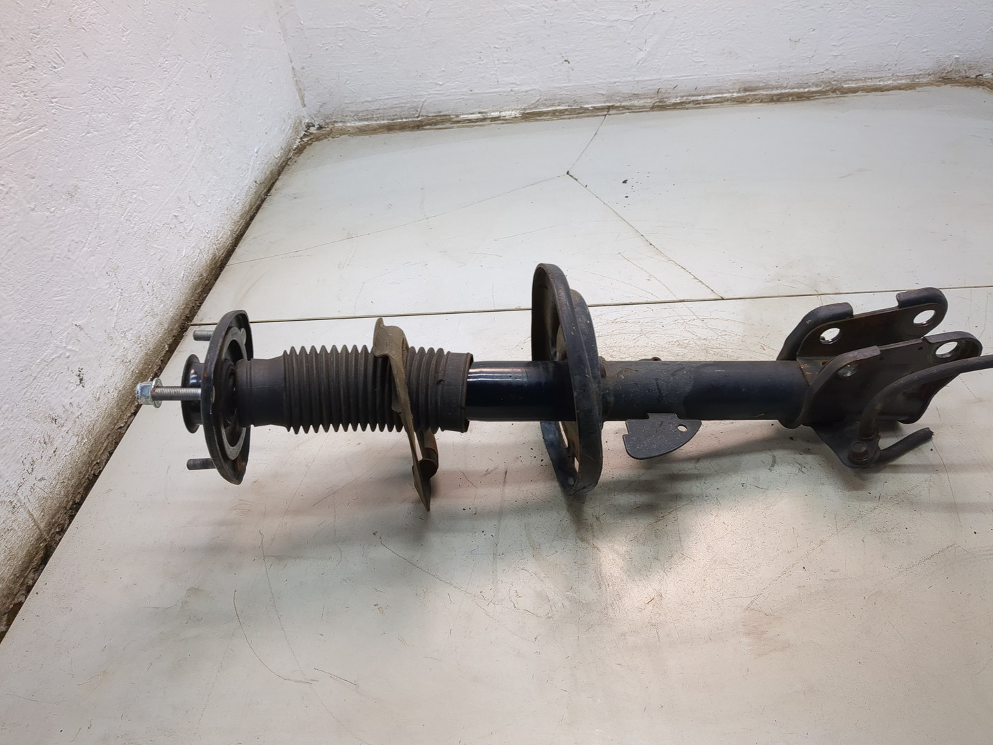 Амортизатор передний левый