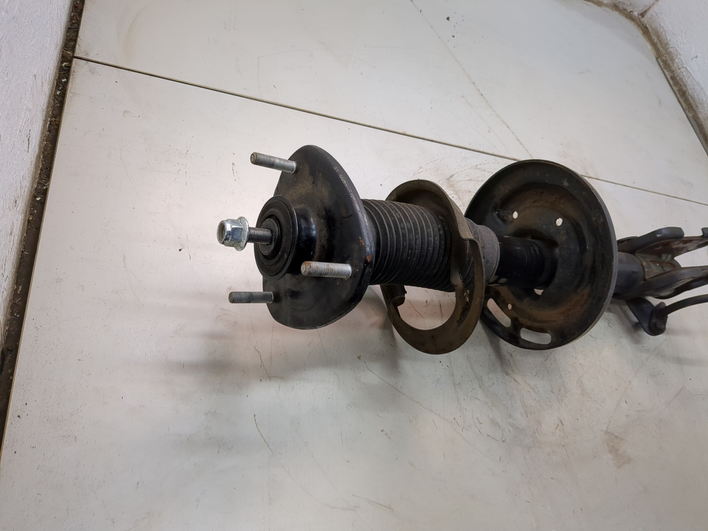 Амортизатор передний левый