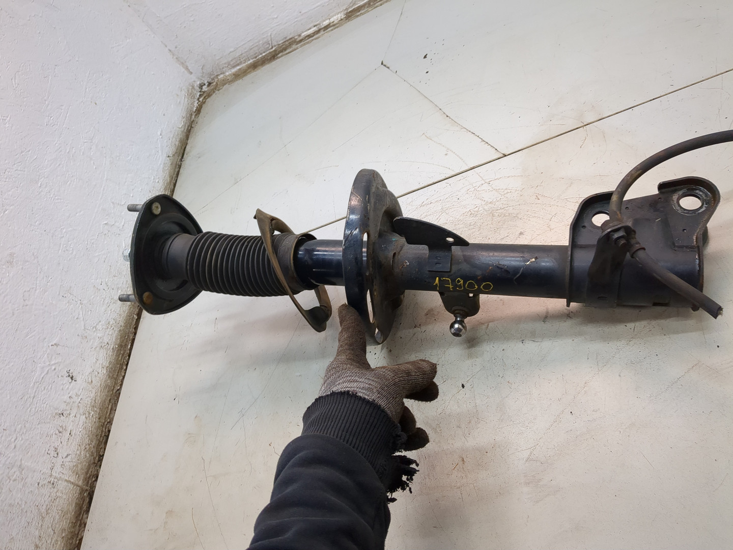 Амортизатор передний левый