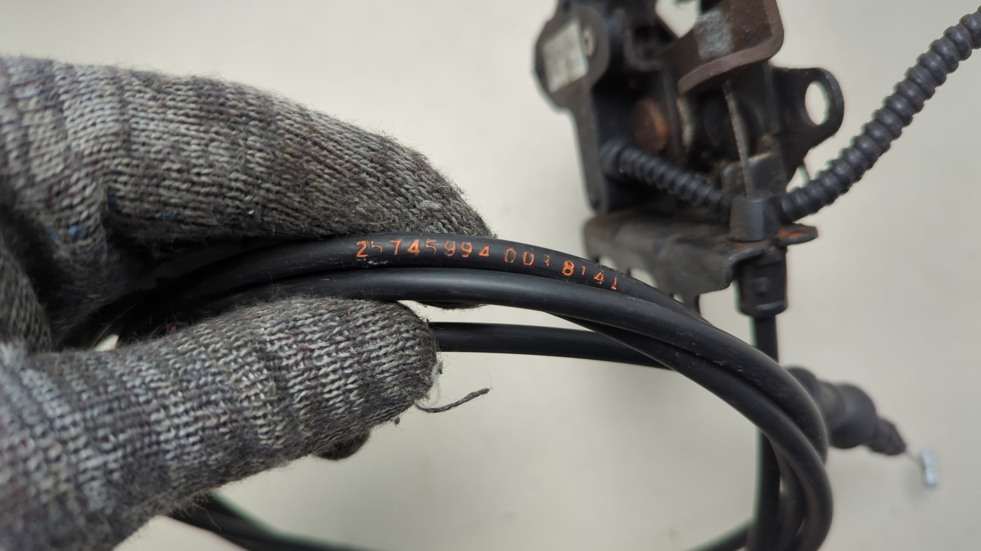 Замок капота