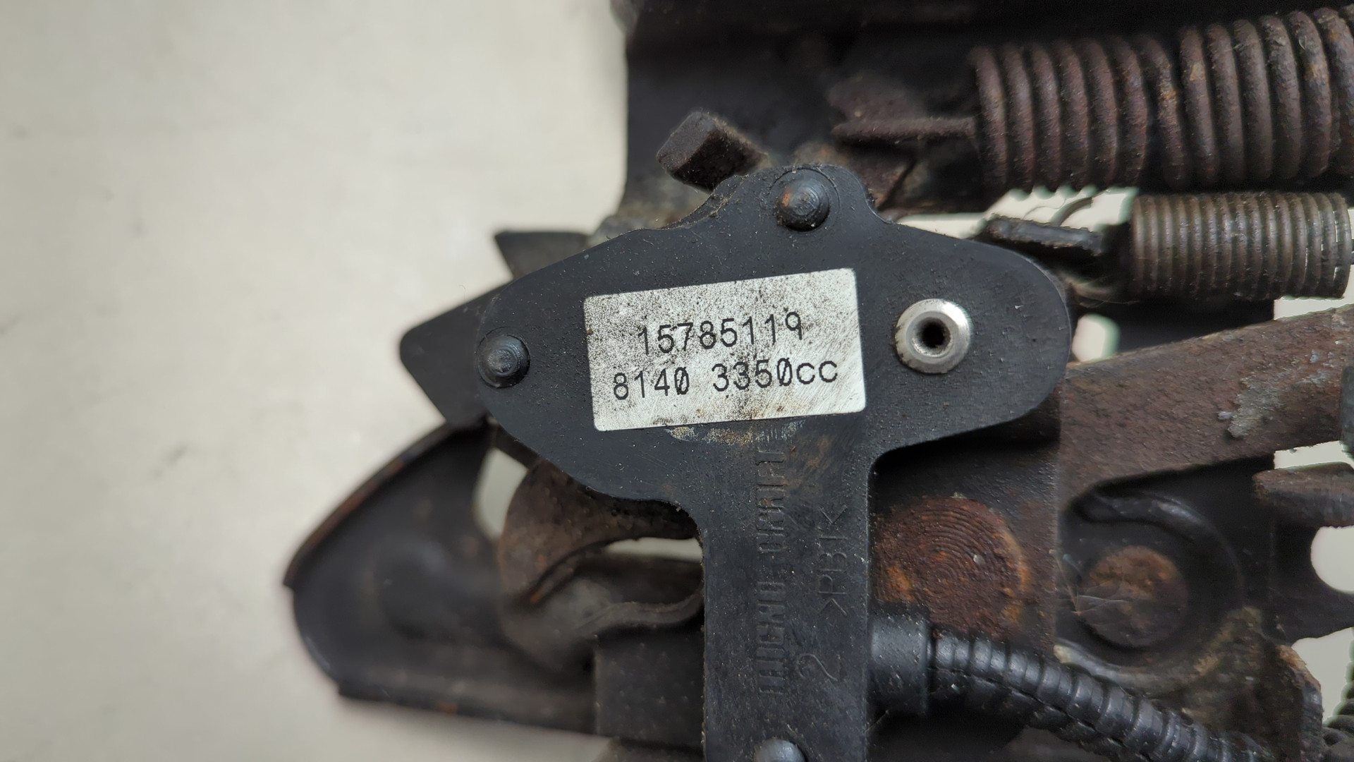 Замок капота