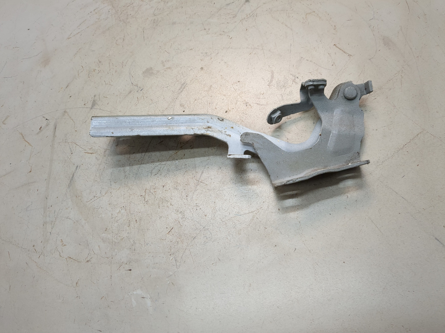 Петля капота левая