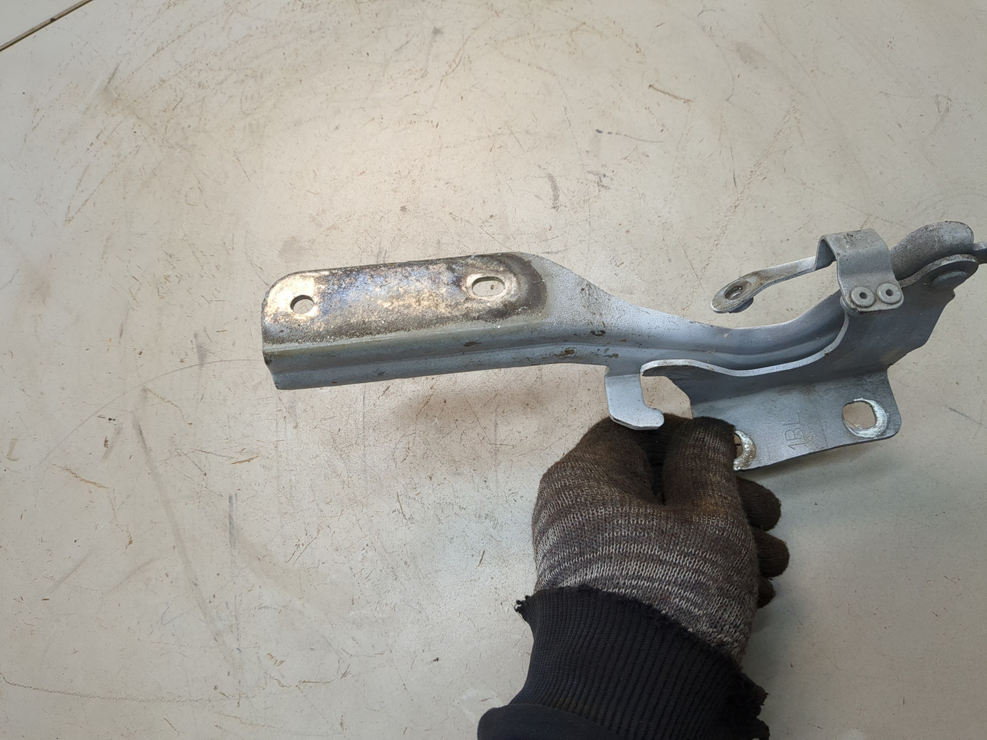 Петля капота левая