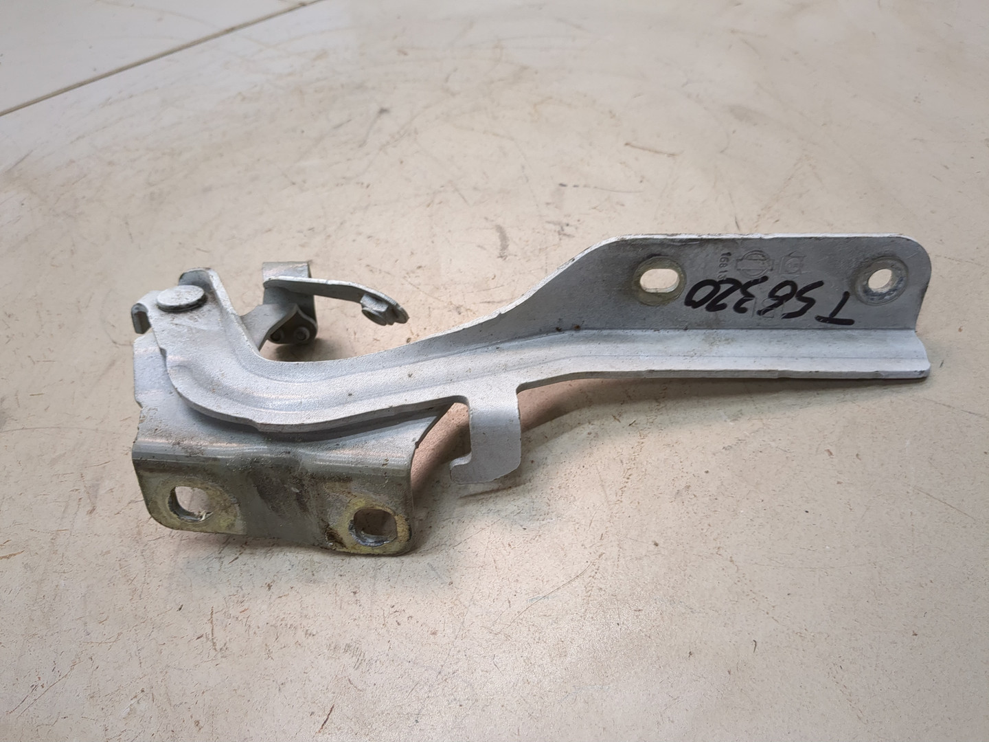 Петля капота левая