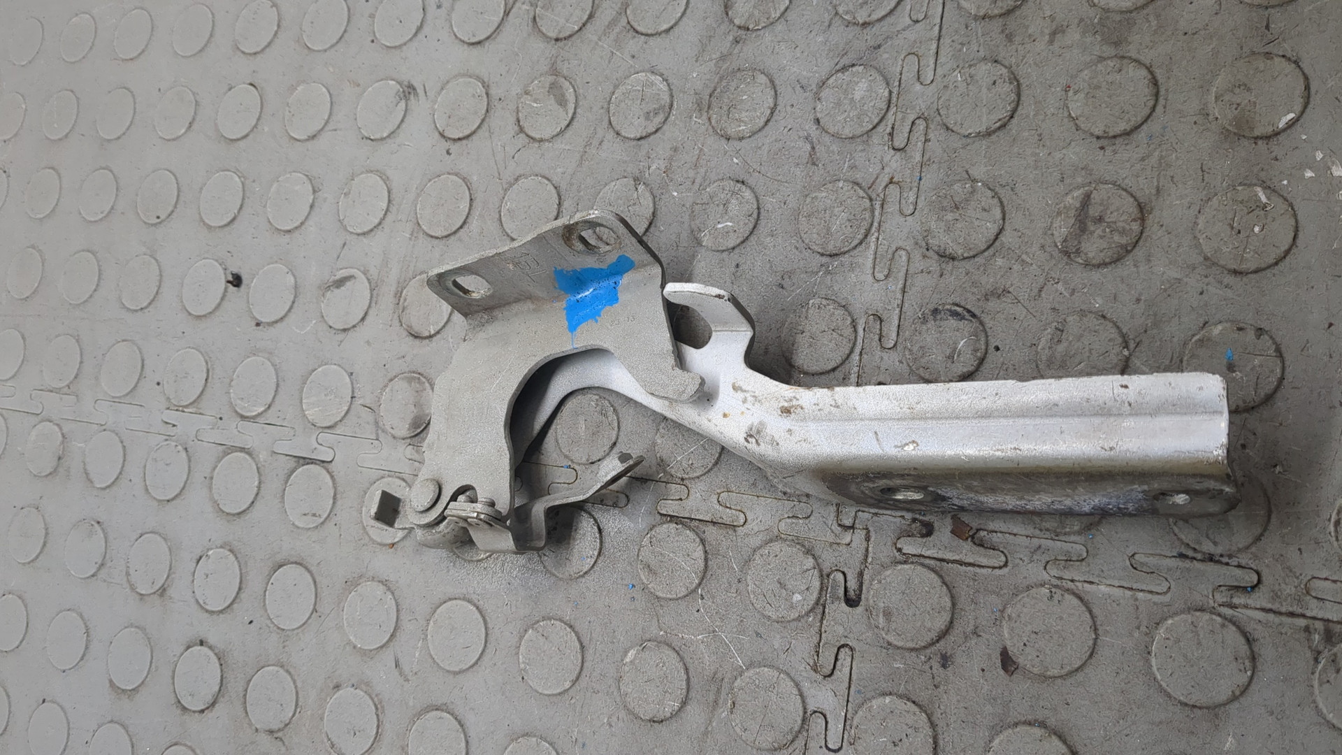 Петля капота левая