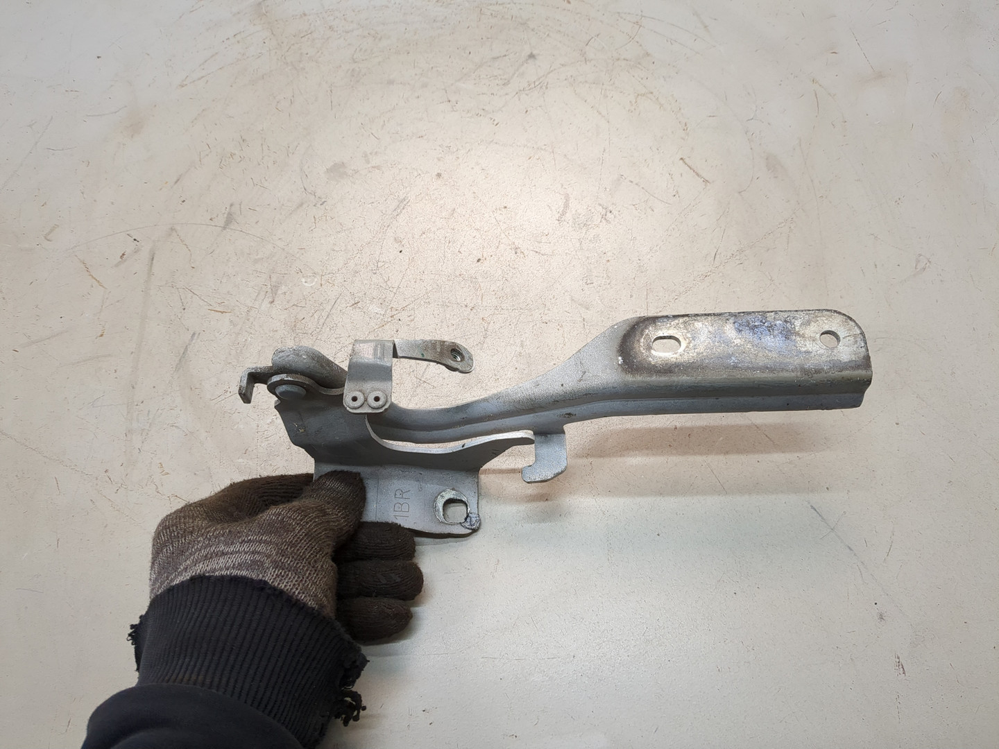 Петля капота правая