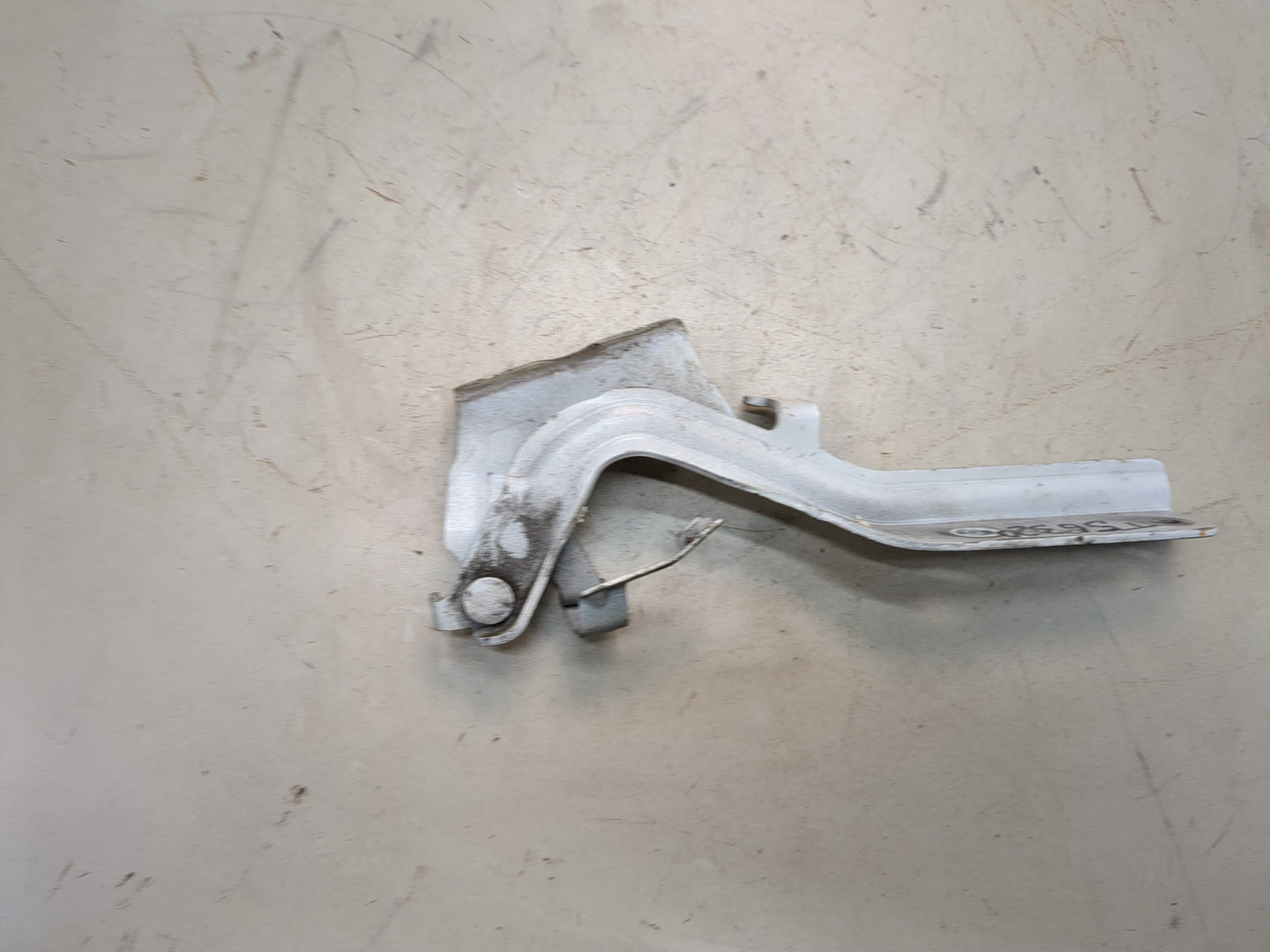 Петля капота правая