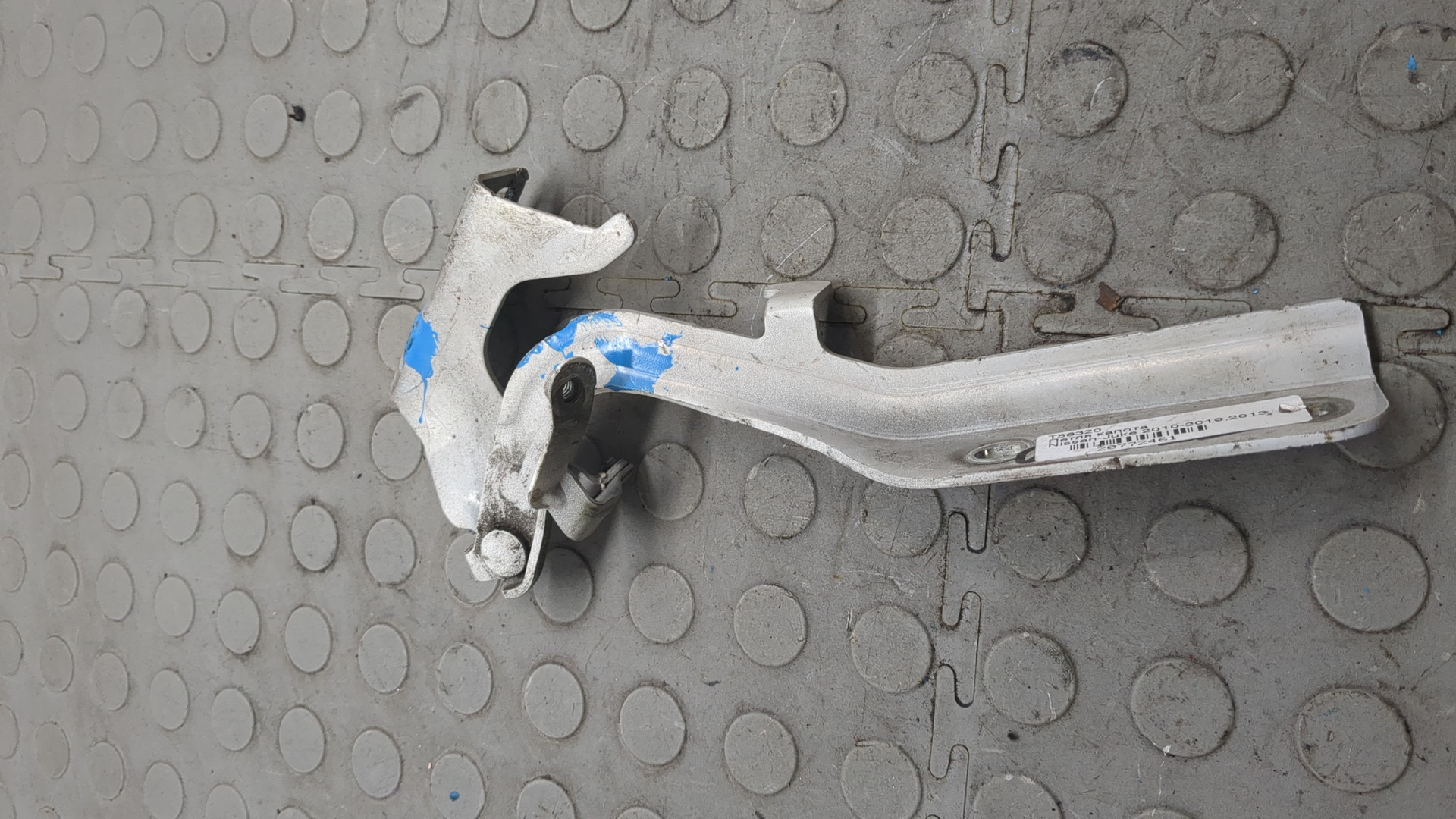 Петля капота правая