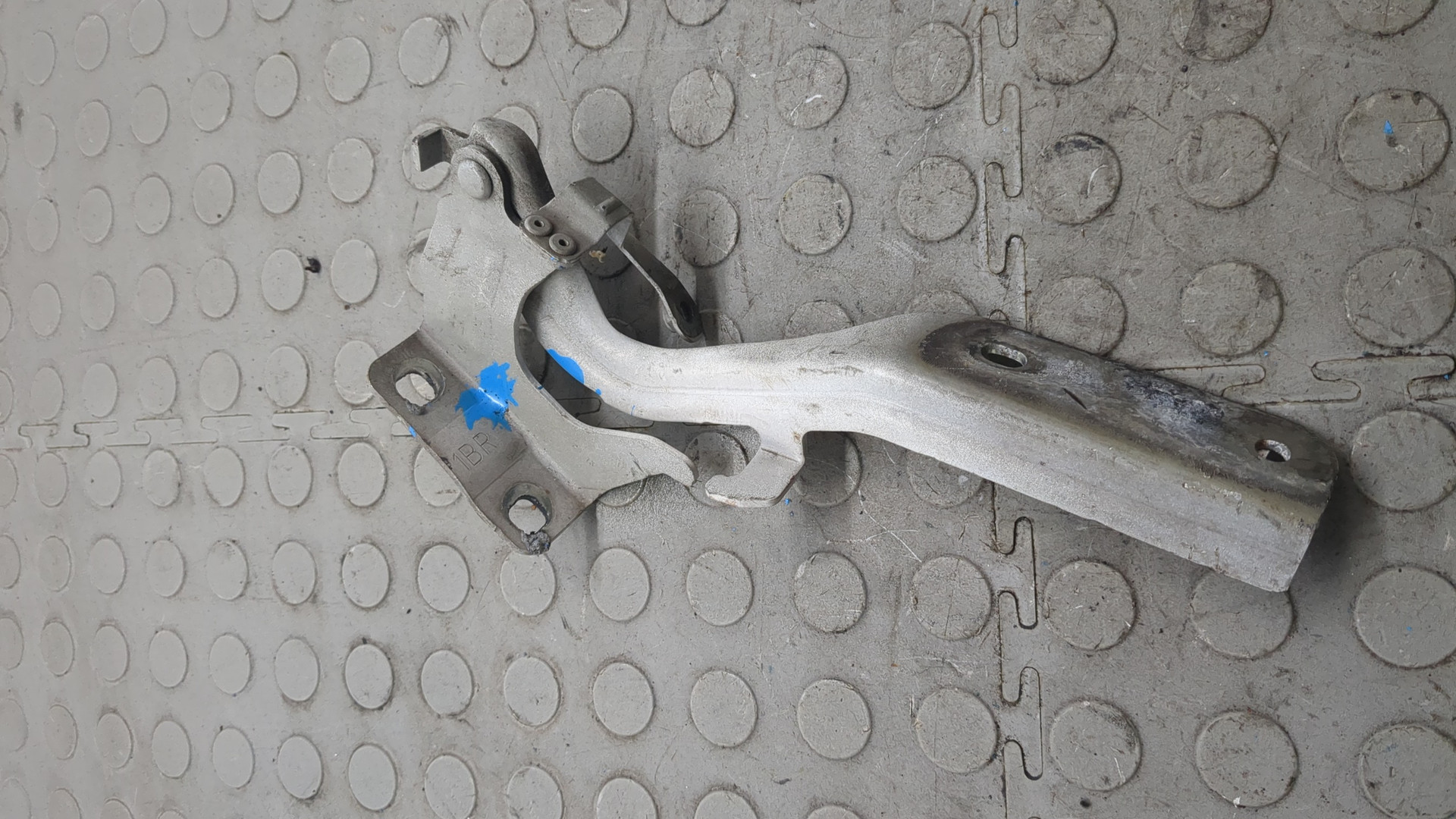 Петля капота правая