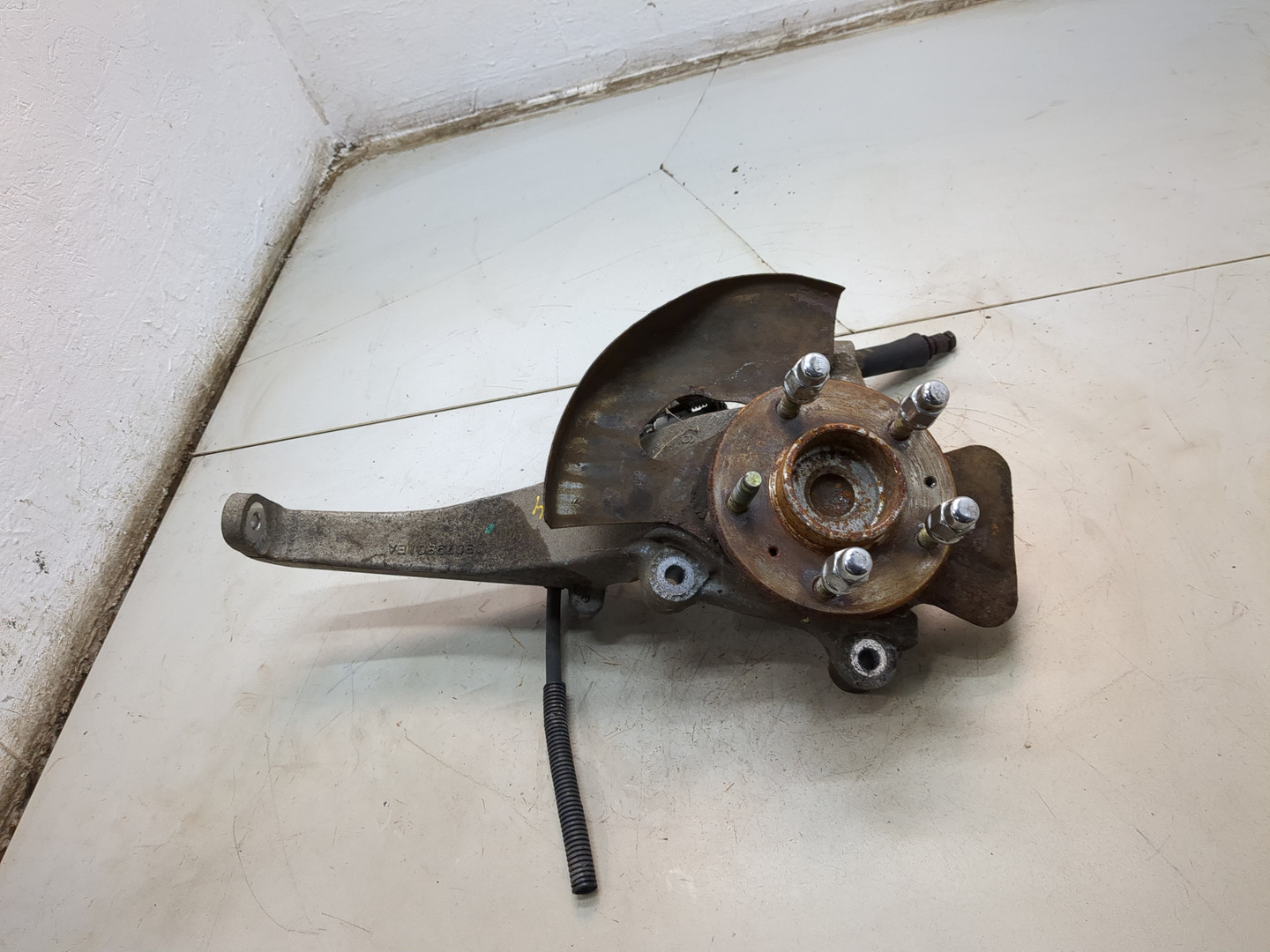 Кулак поворотный передний левый