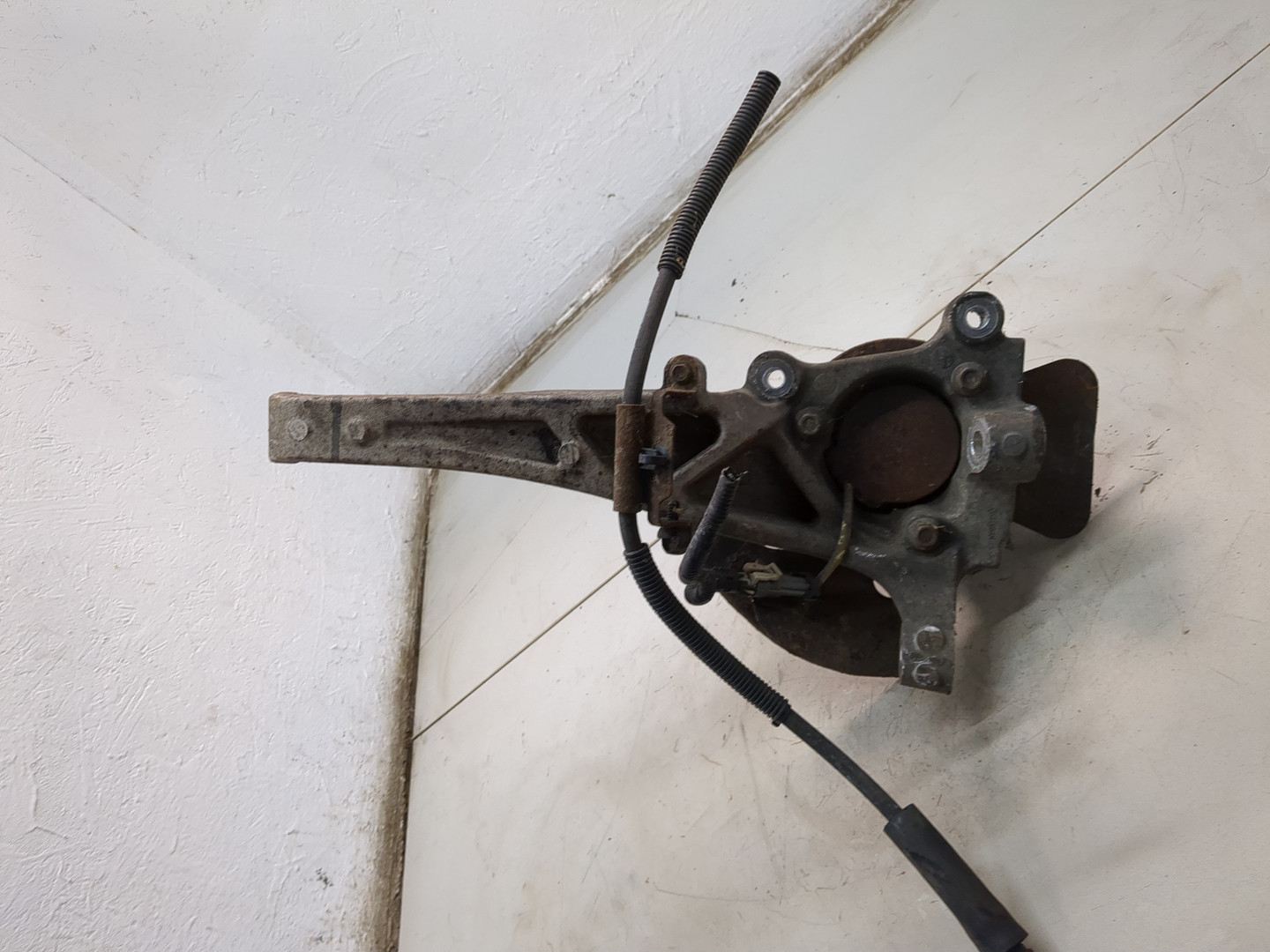 Кулак поворотный передний левый