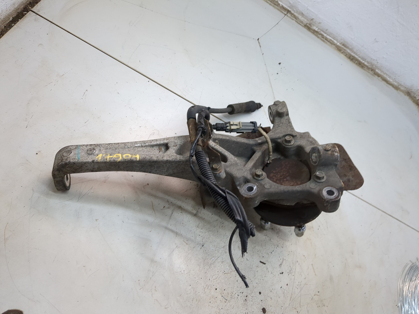 Кулак поворотный передний правый