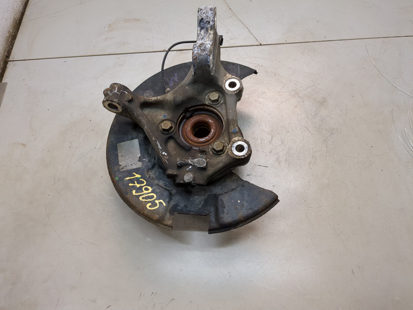 Кулак поворотный передний левый