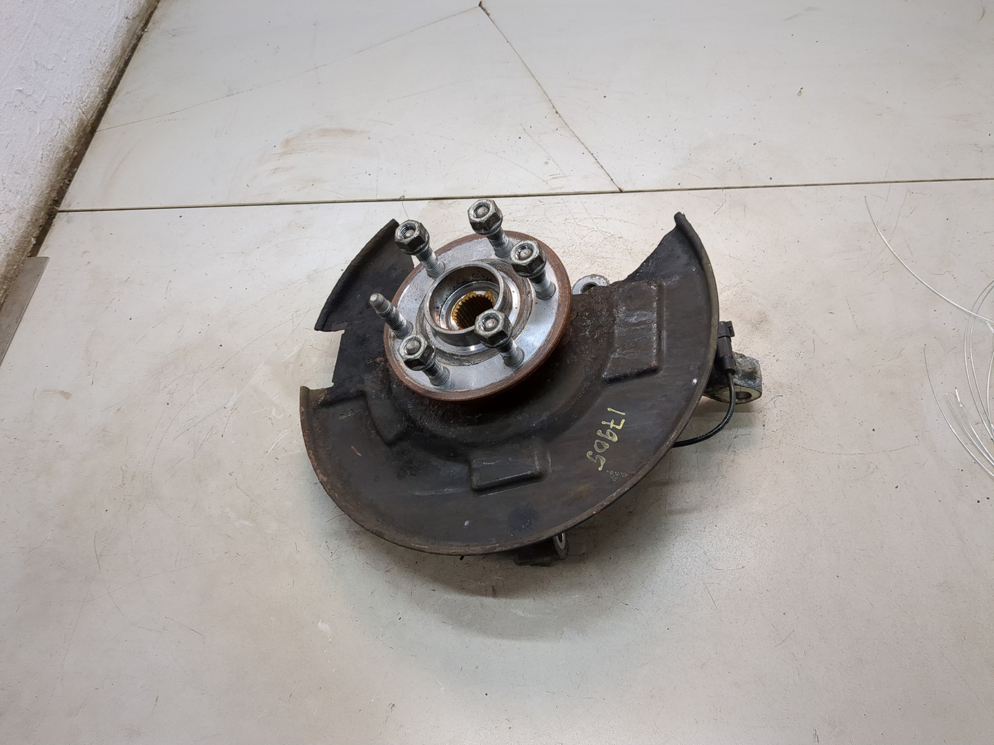 Кулак поворотный передний левый