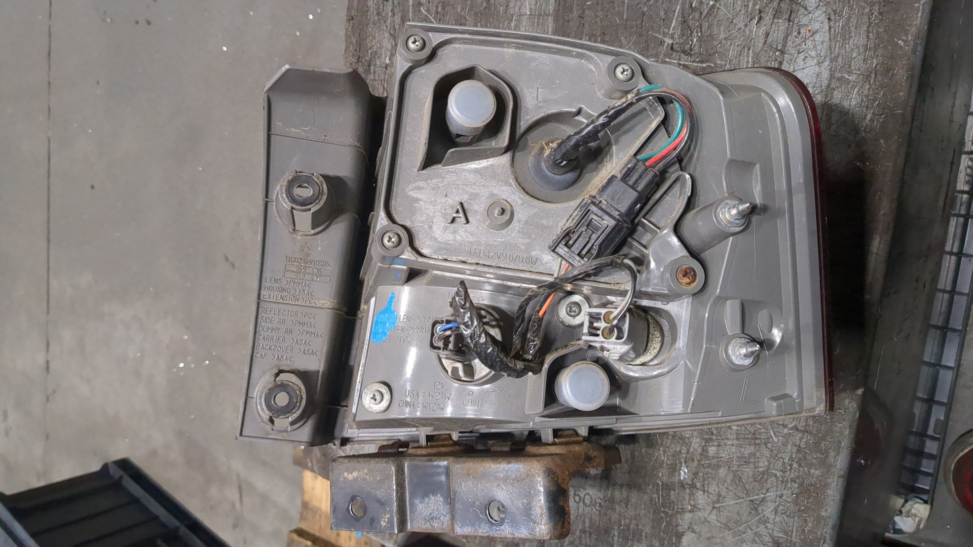 Фонарь задний левый