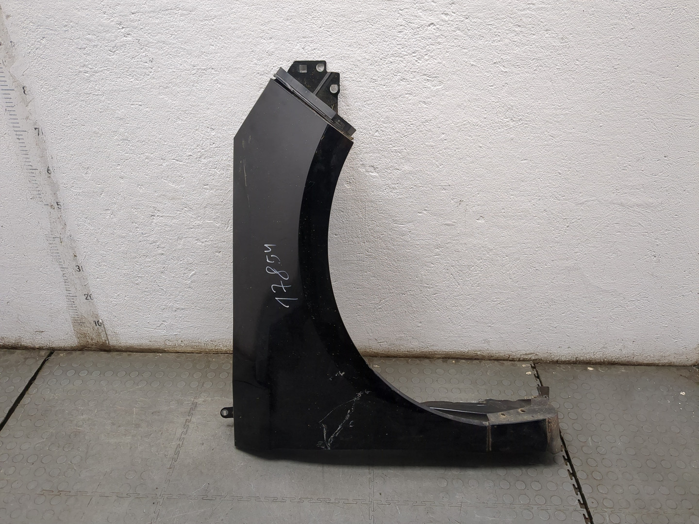 Крыло переднее правое