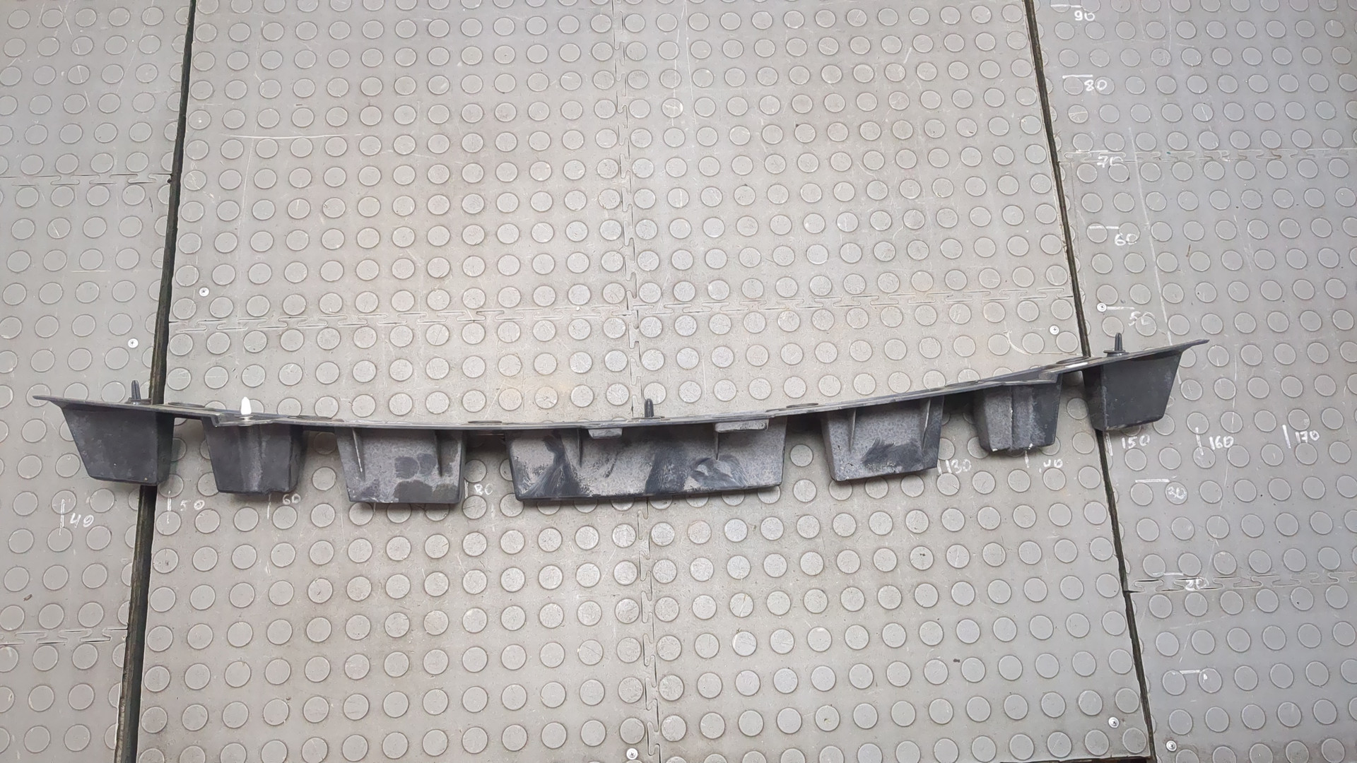 Кронштейн заднего бампера