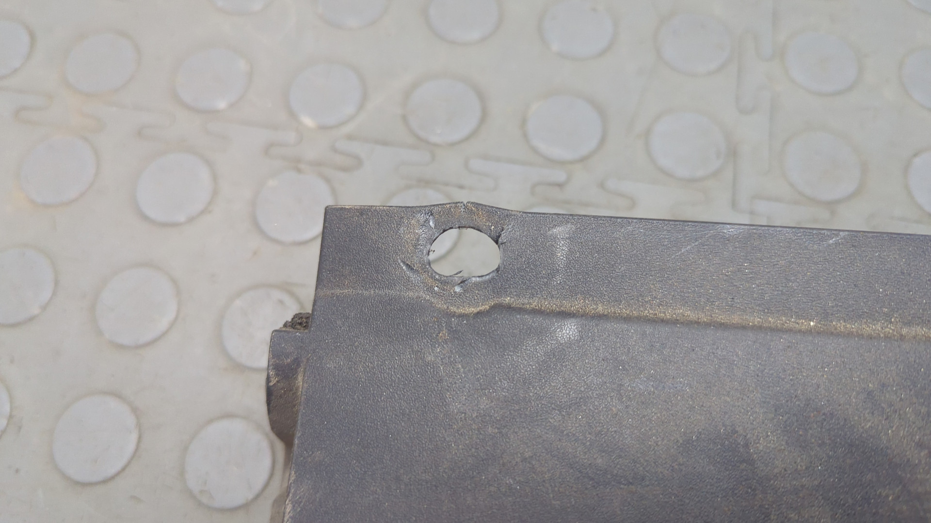 Кожух замка капота