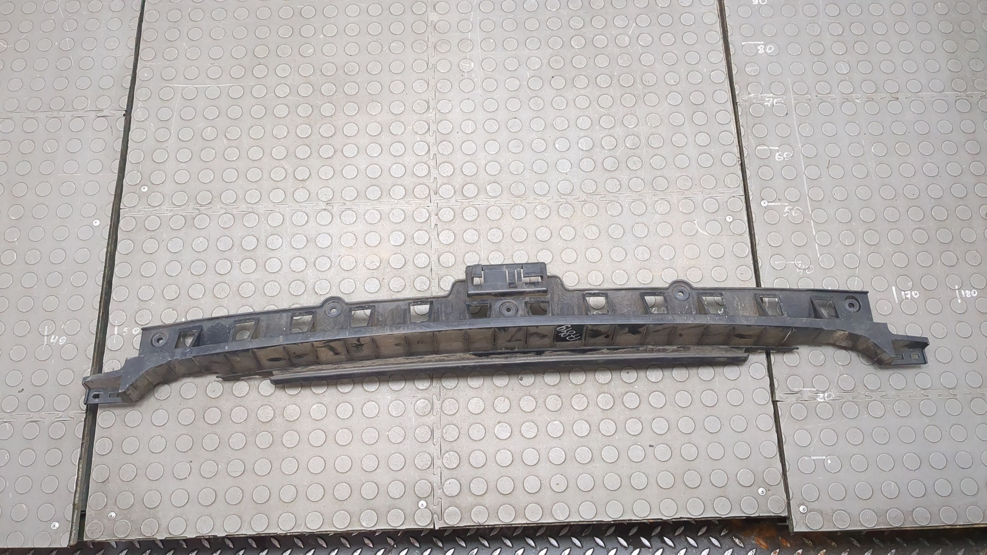 Кронштейн заднего бампера