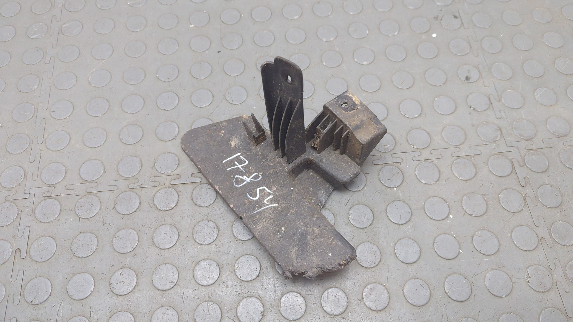 Брызговик задний левый