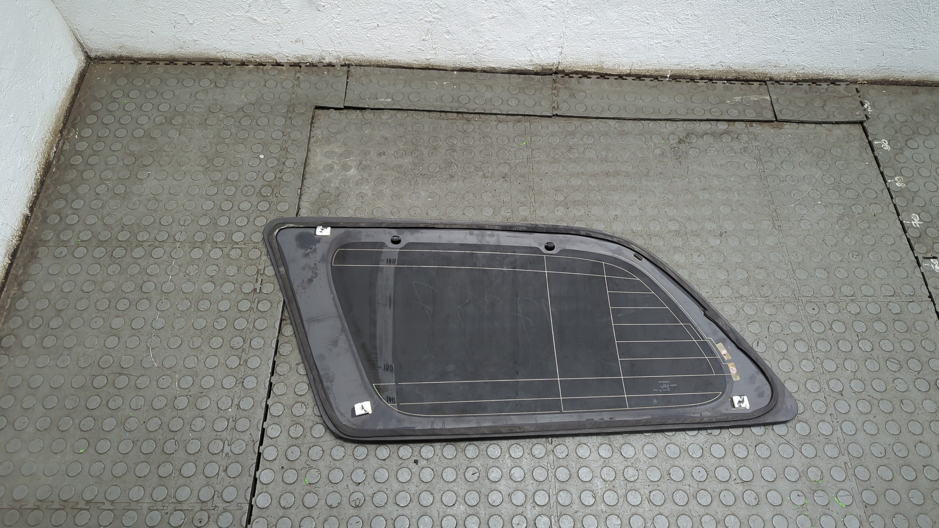 Стекло кузовное глухое правое