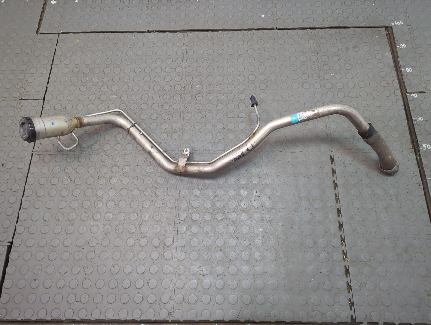 Горловина топливного бака