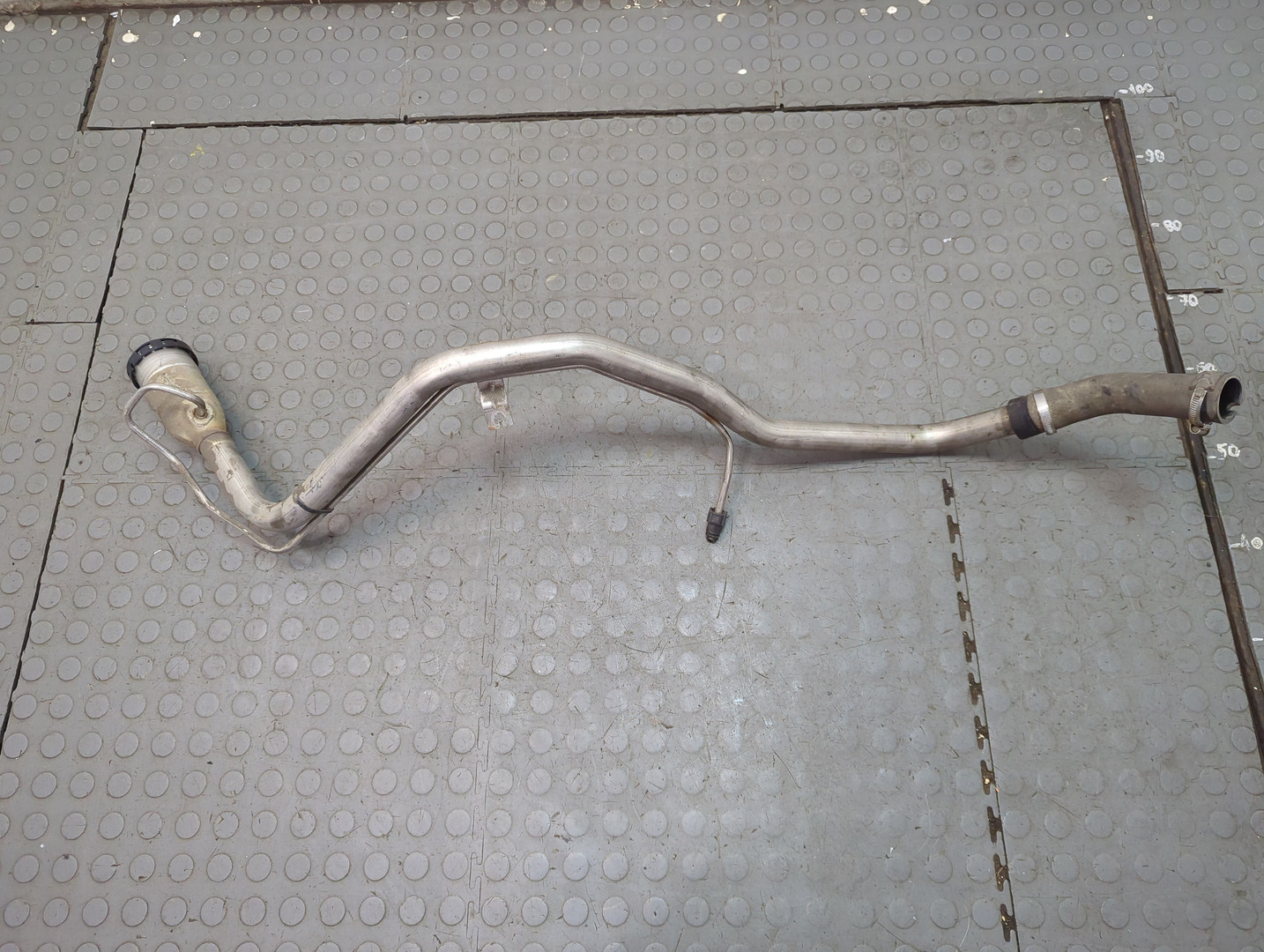 Горловина топливного бака