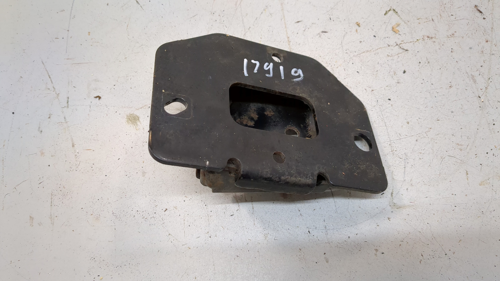 Кронштейн усилителя переднего бампера