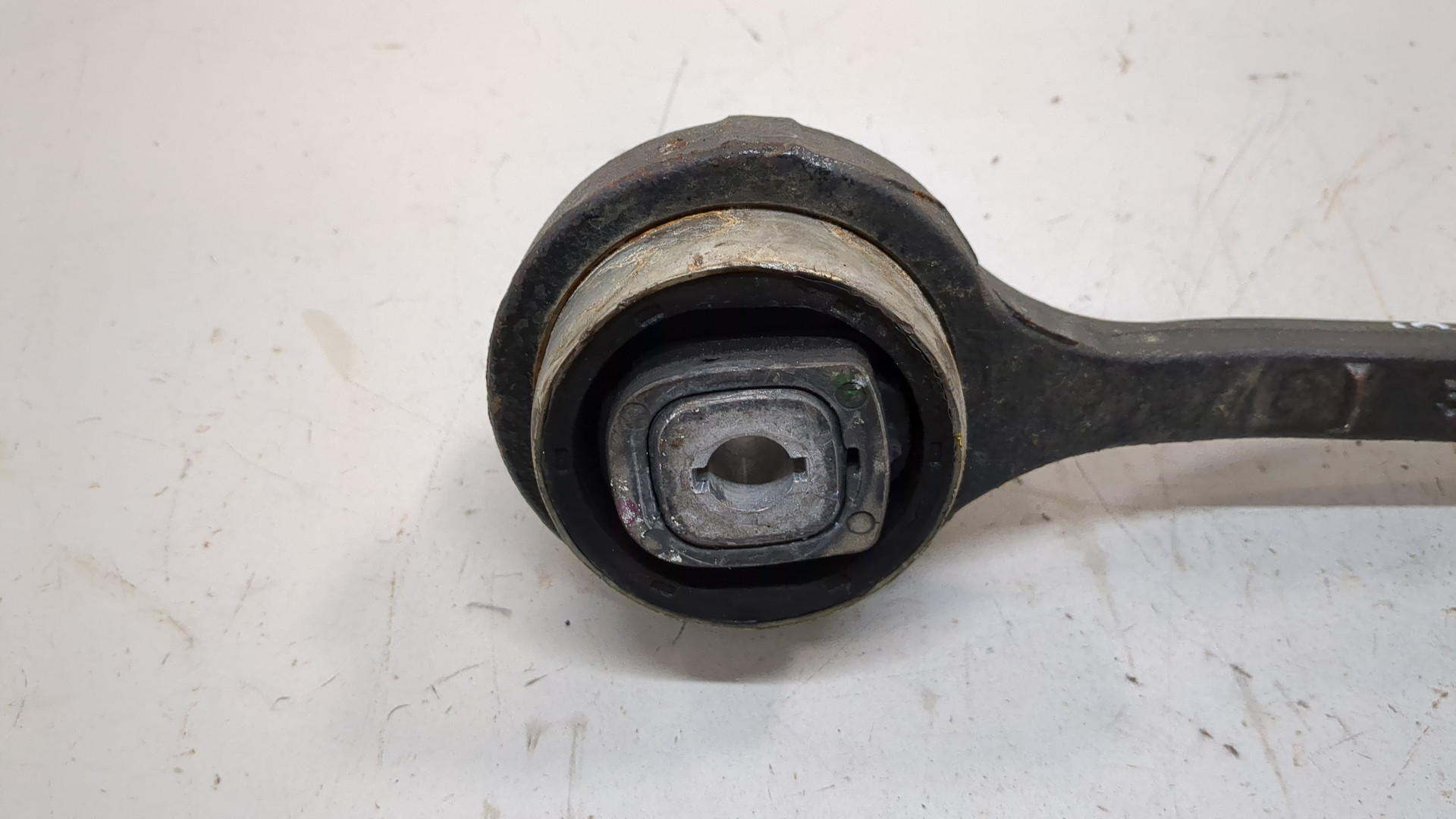 Рычаг передний правый