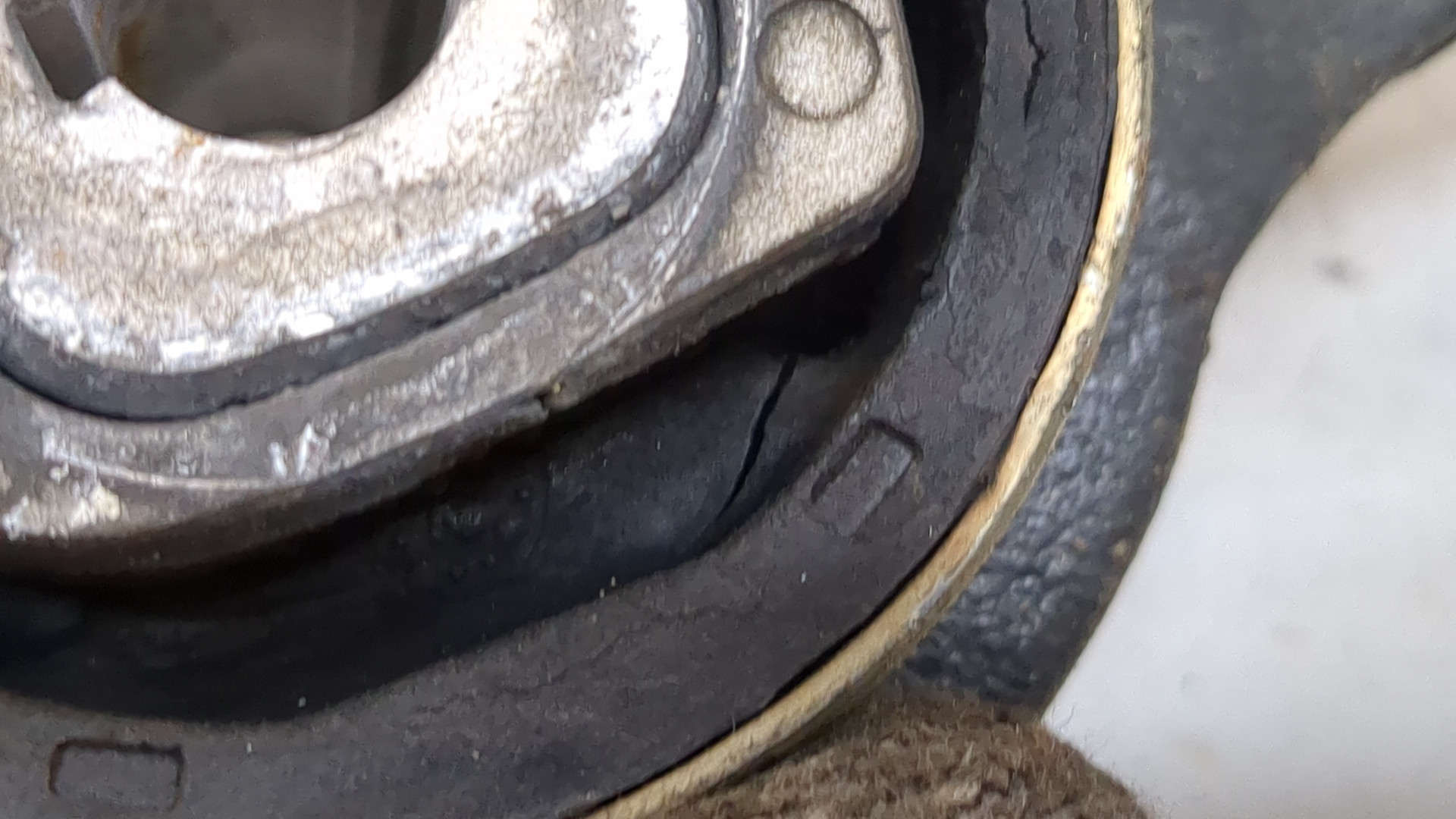 Рычаг передний правый