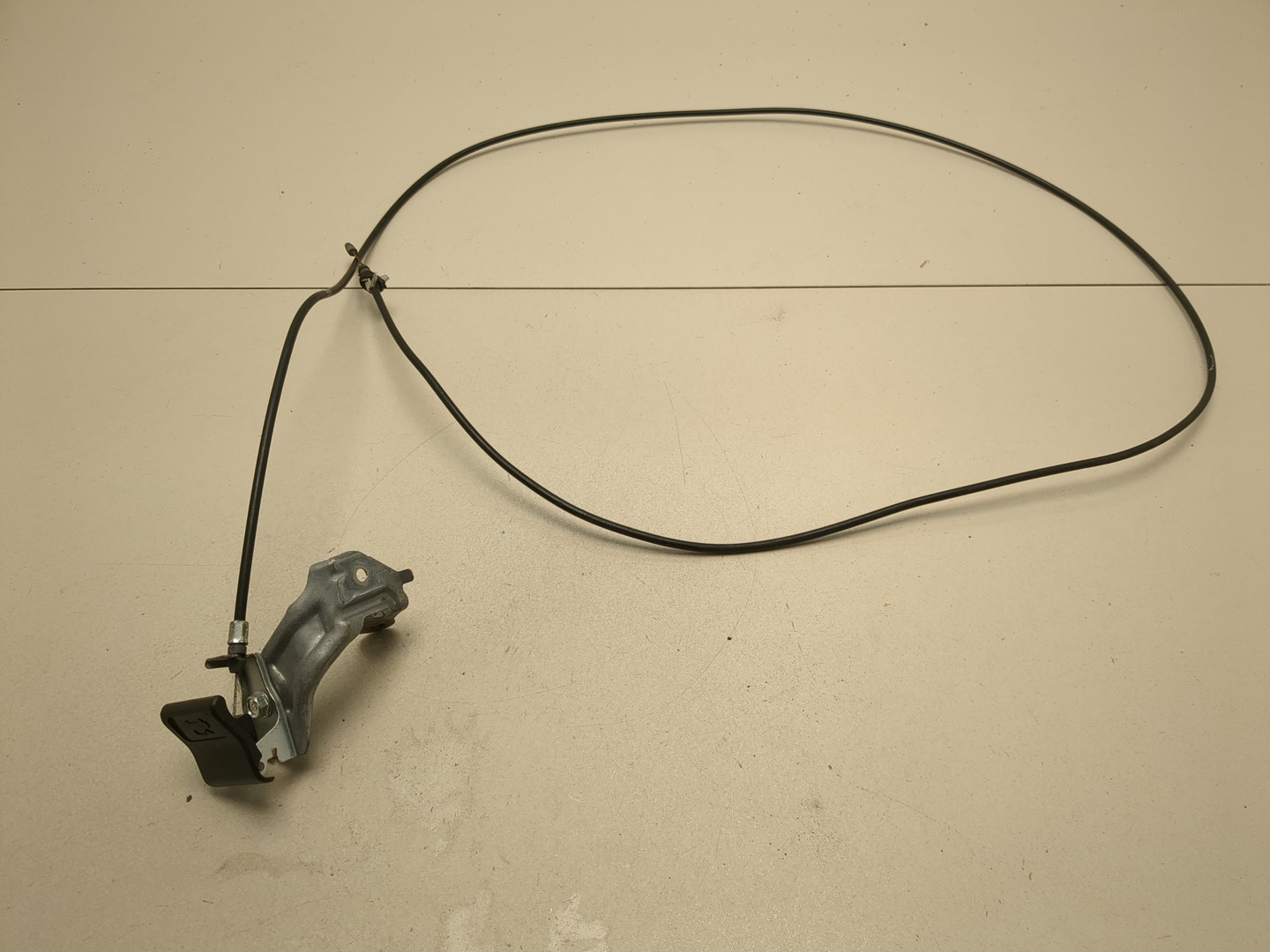 Трос открывания капота