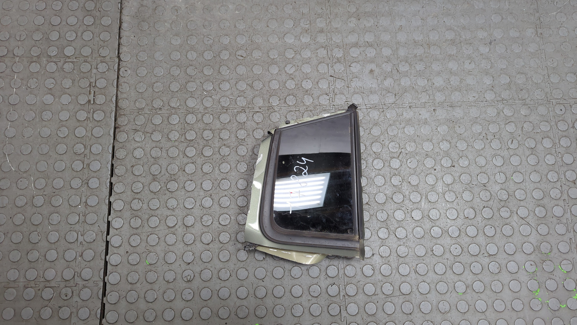 Стекло кузовное глухое правое