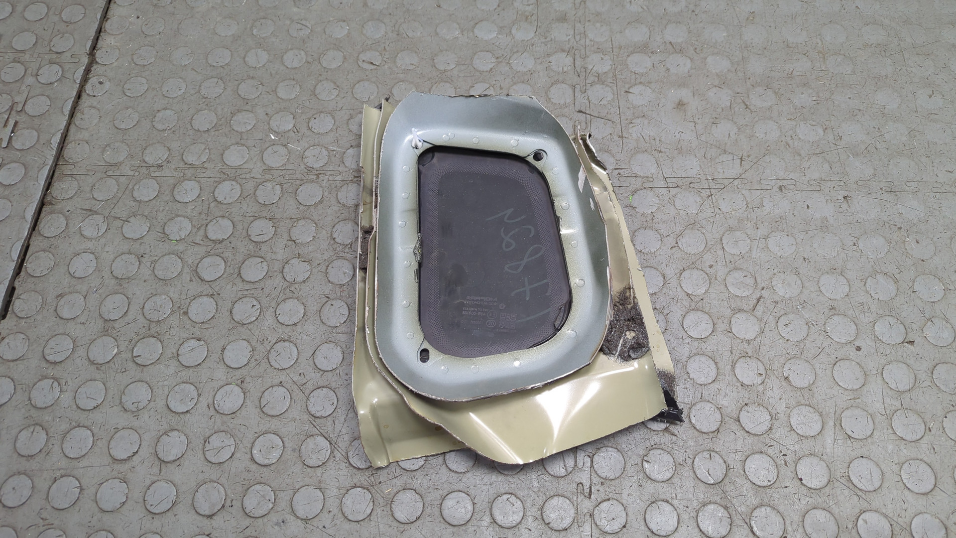 Стекло кузовное глухое правое