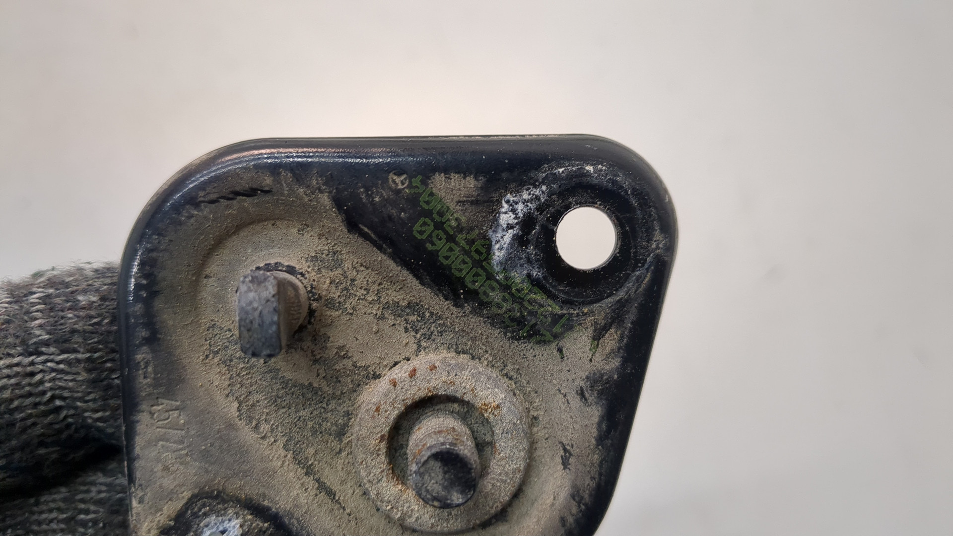 Петля капота