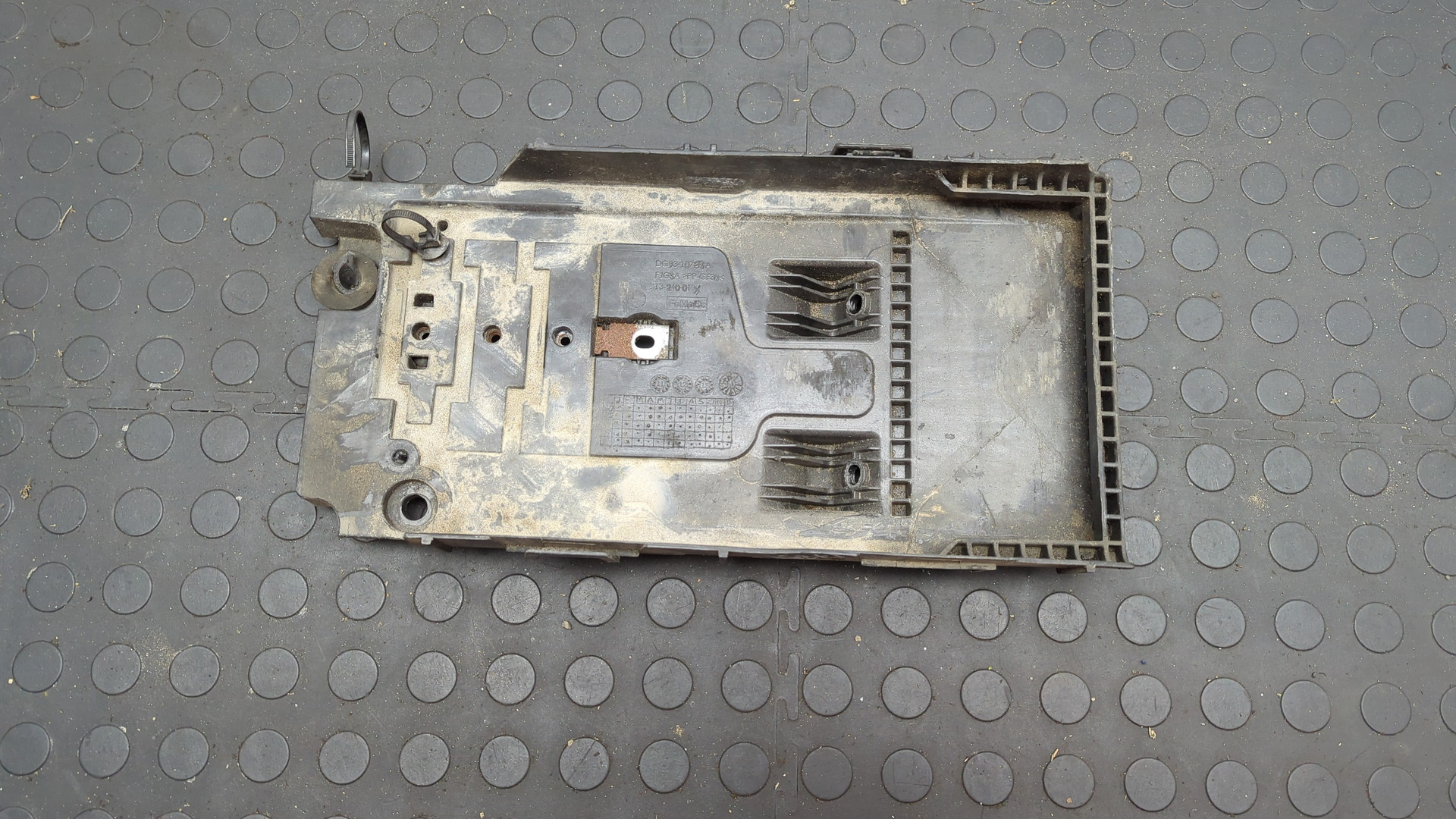 Площадка под аккумулятор (АКБ)