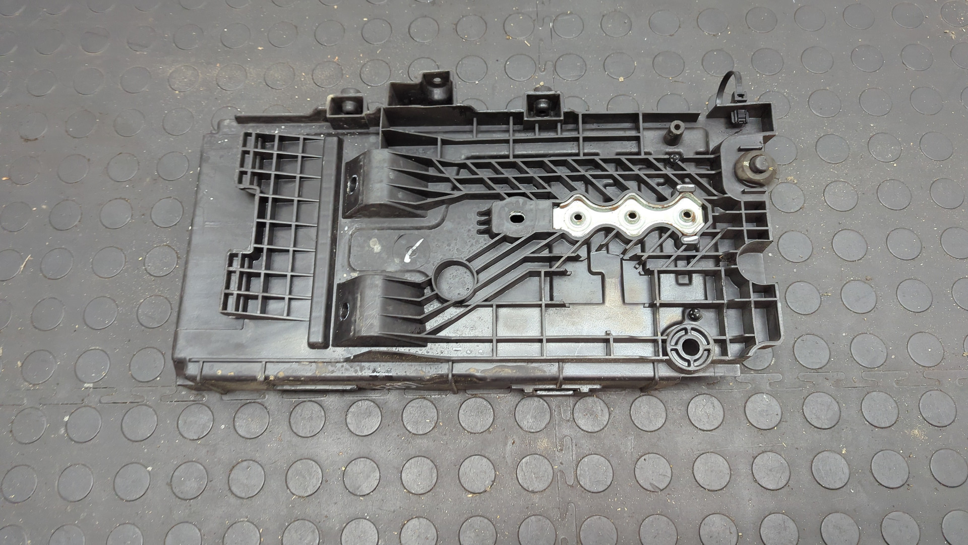 Площадка под аккумулятор (АКБ)