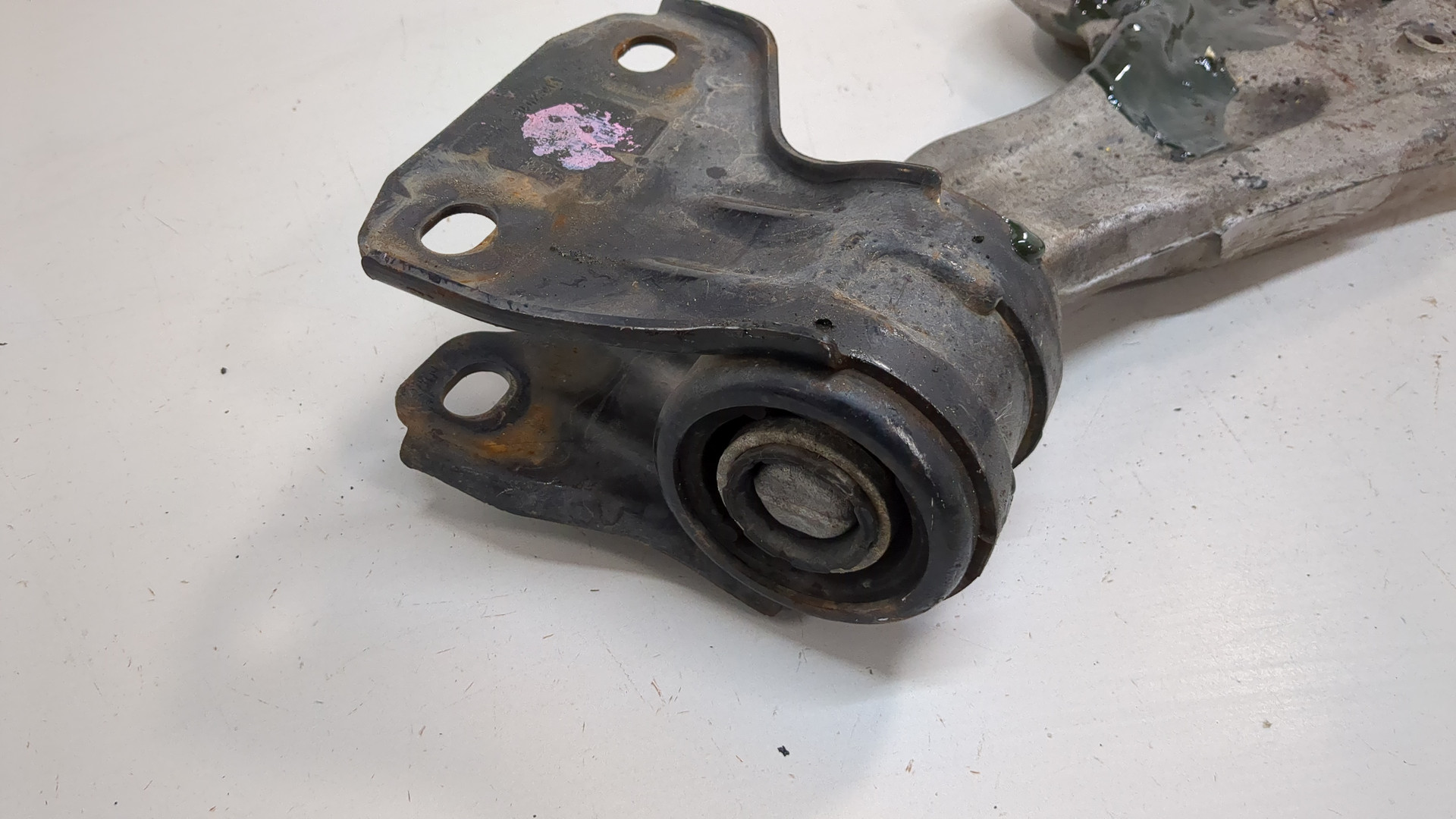 Рычаг передний правый