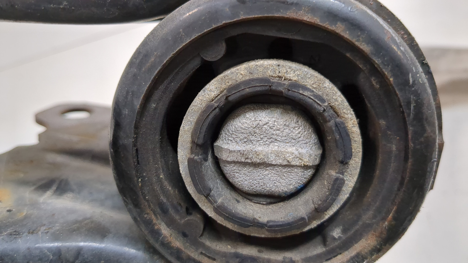 Рычаг передний правый