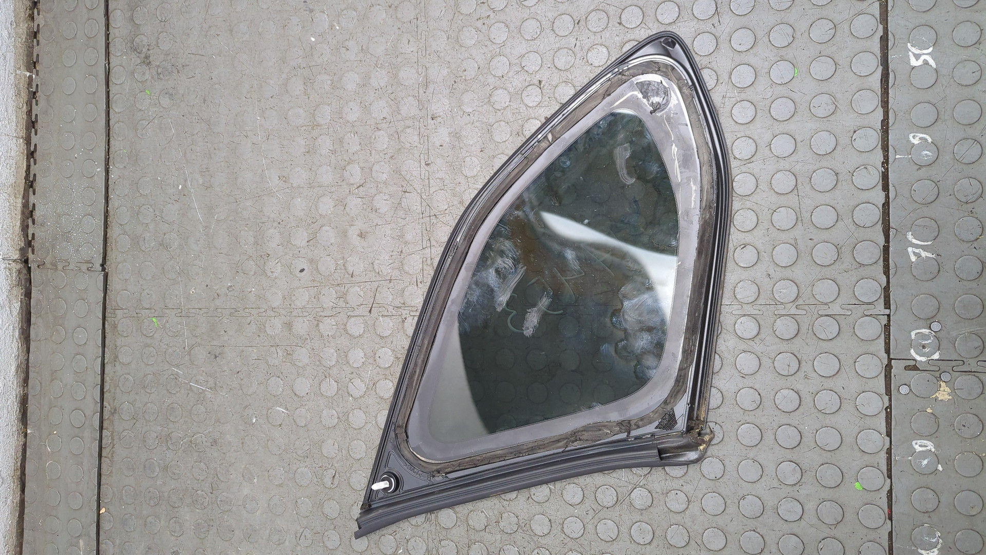 Стекло кузовное глухое правое