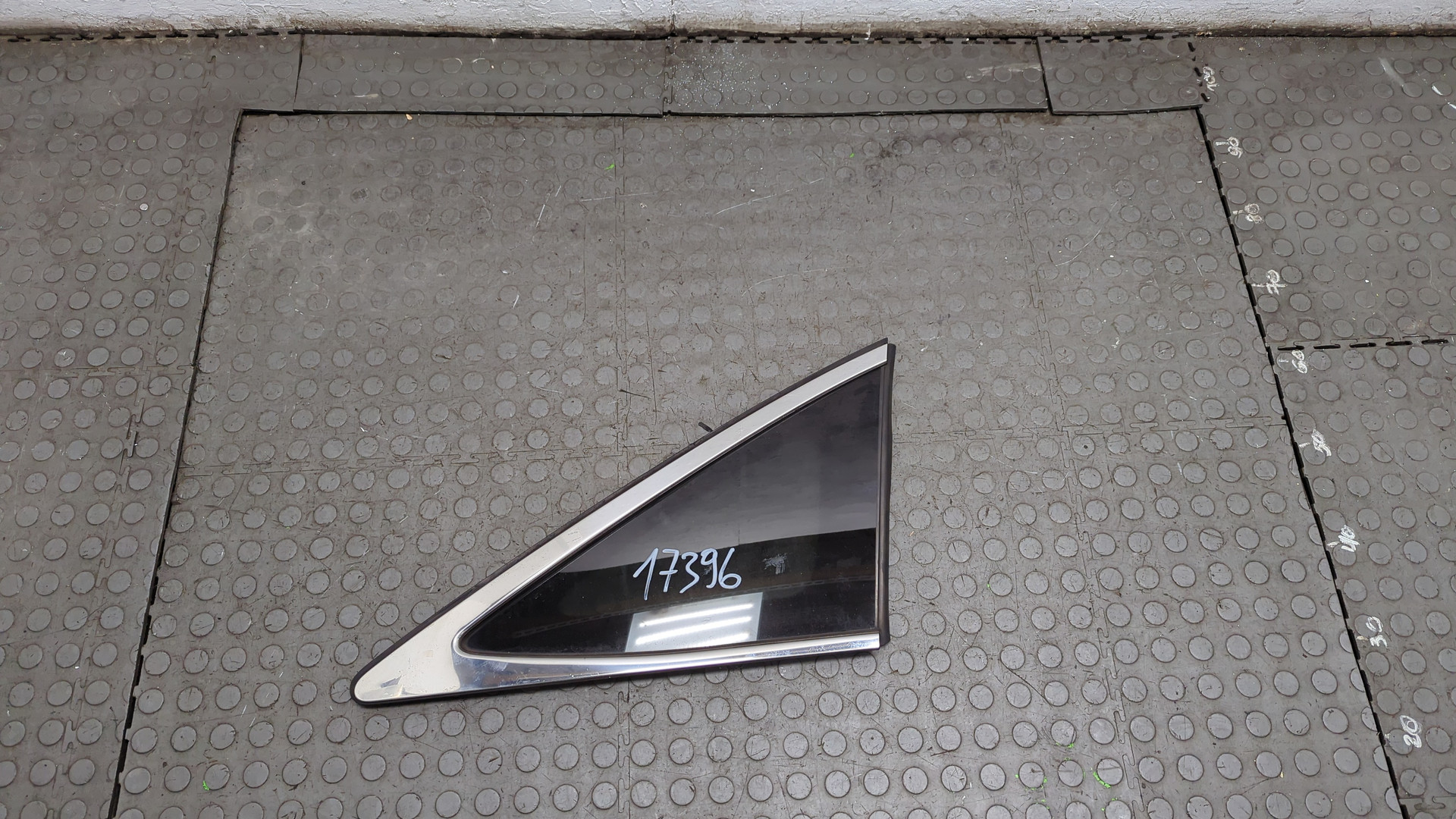 Стекло кузовное глухое правое