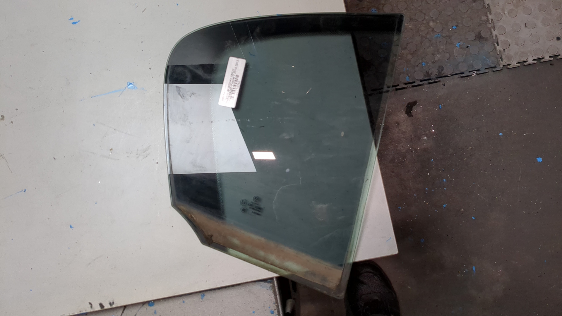 Стекло двери задней правой (форточка)