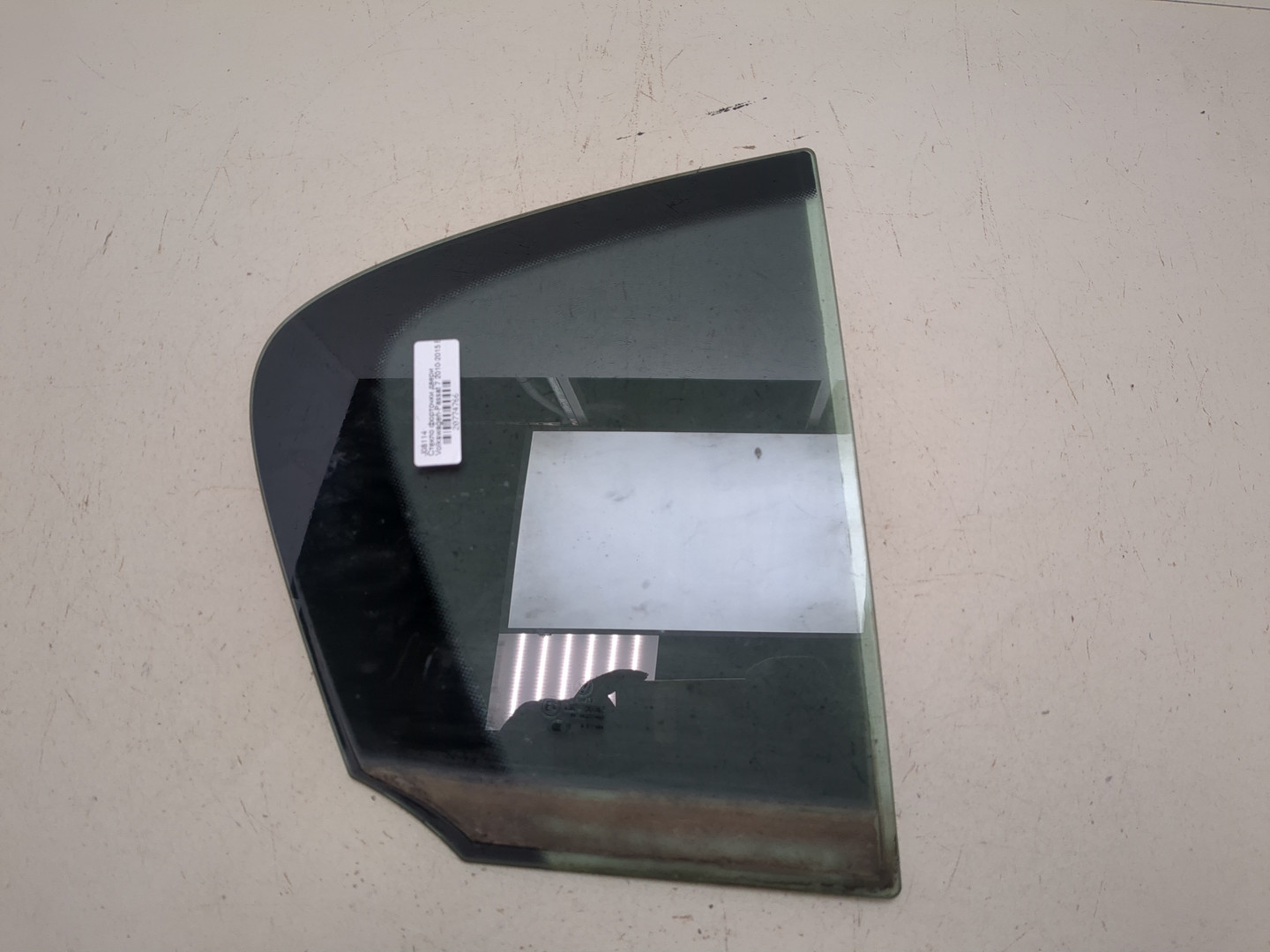 Стекло двери задней правой (форточка)