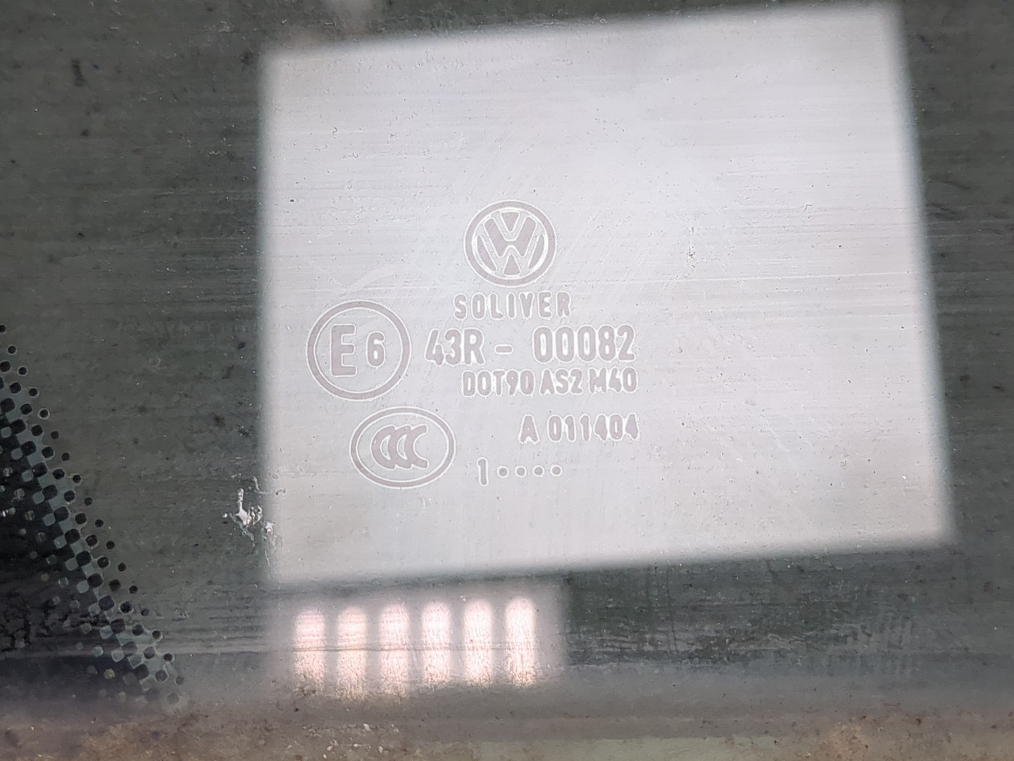 Стекло двери задней правой (форточка)