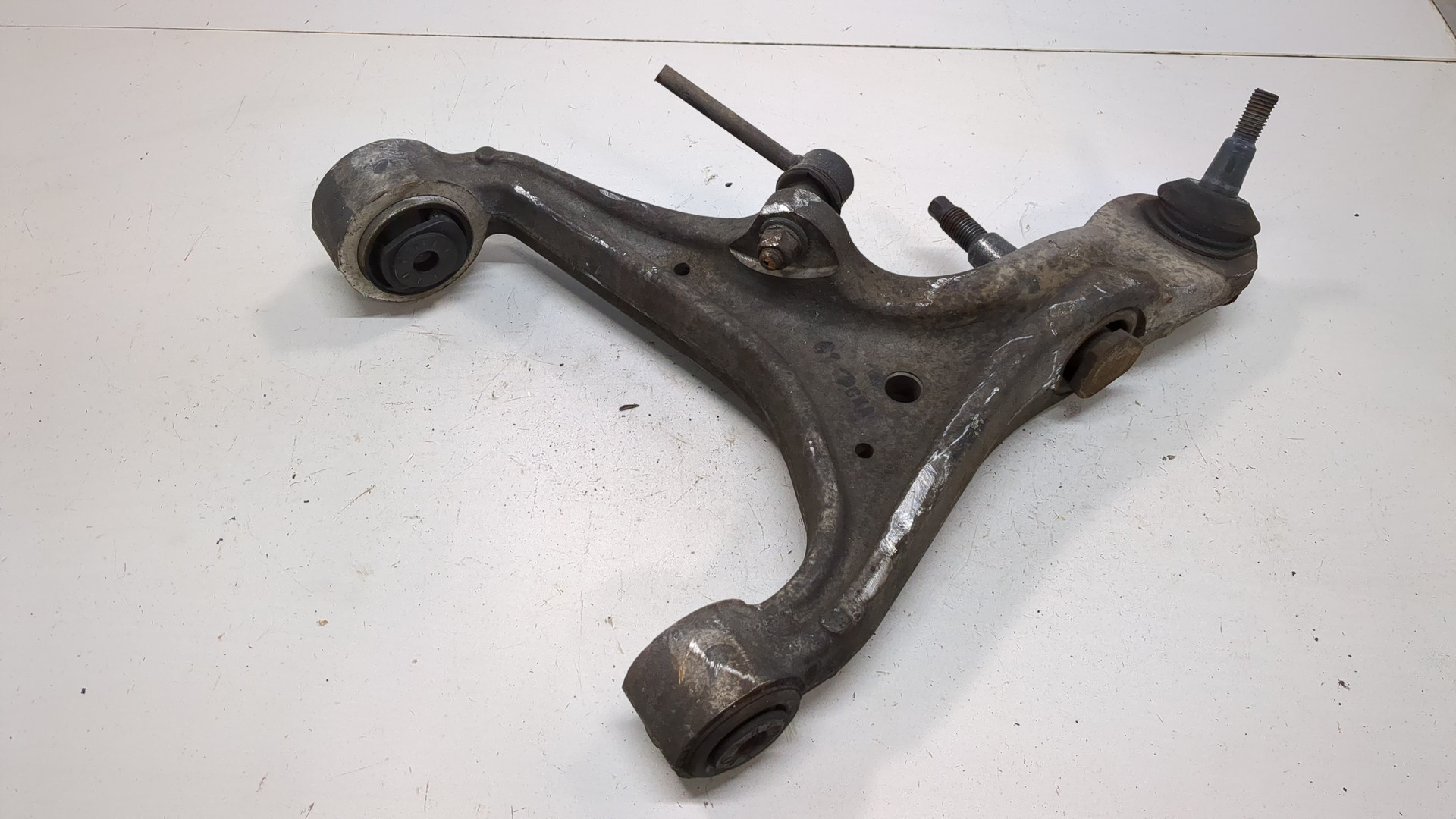 Рычаг передний левый