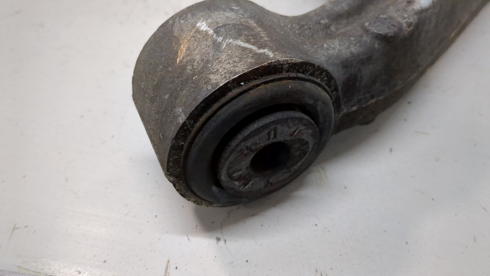 Рычаг передний левый