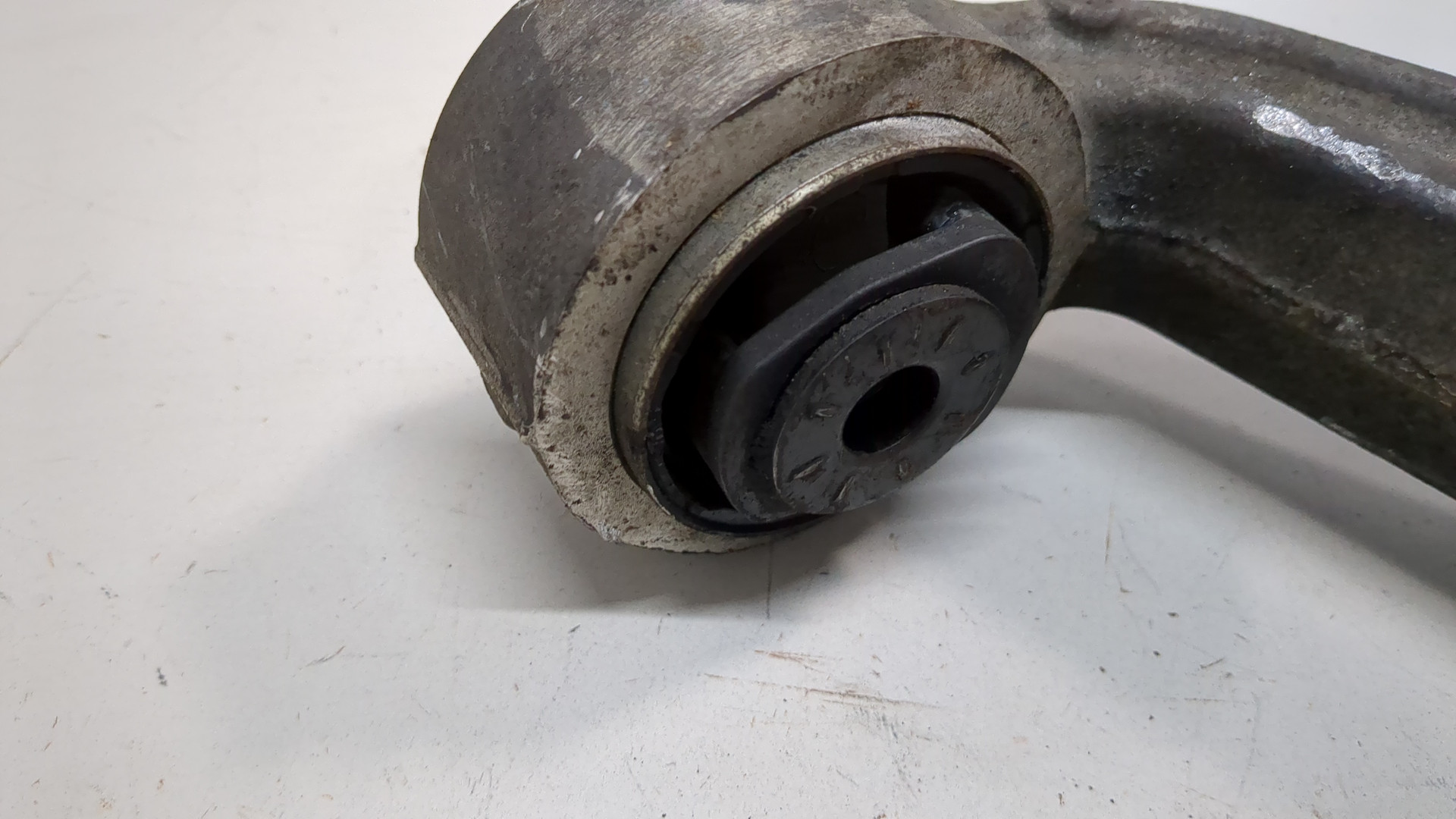 Рычаг передний левый